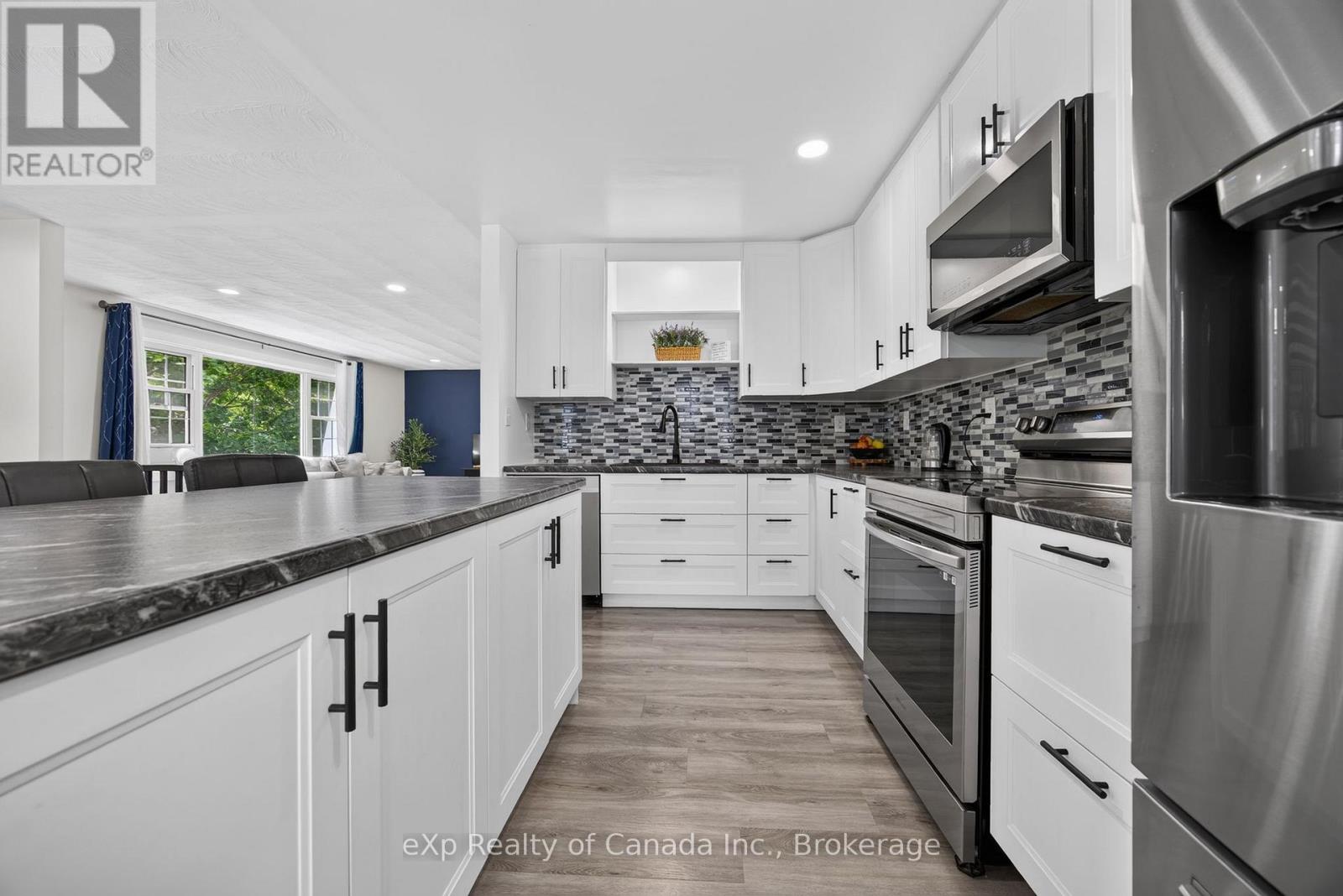 18 QUEEN STREET W - 8