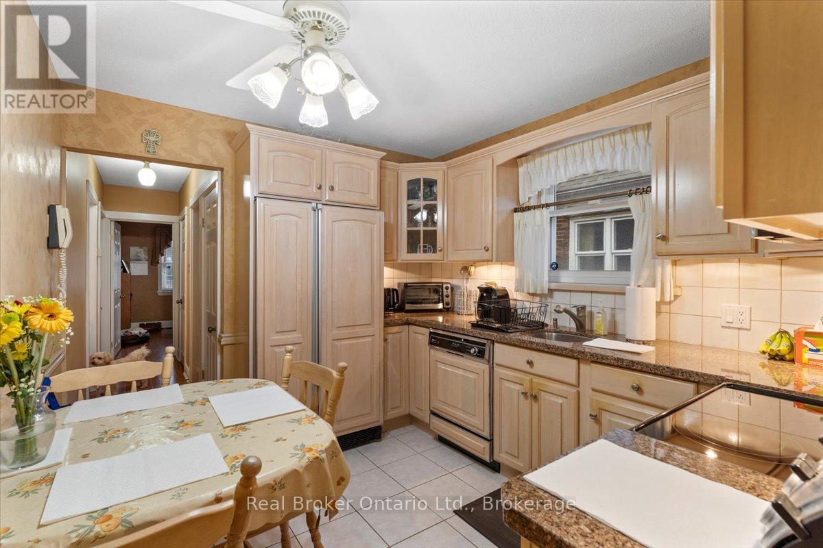 193 HUXLEY AVENUE S - 11
