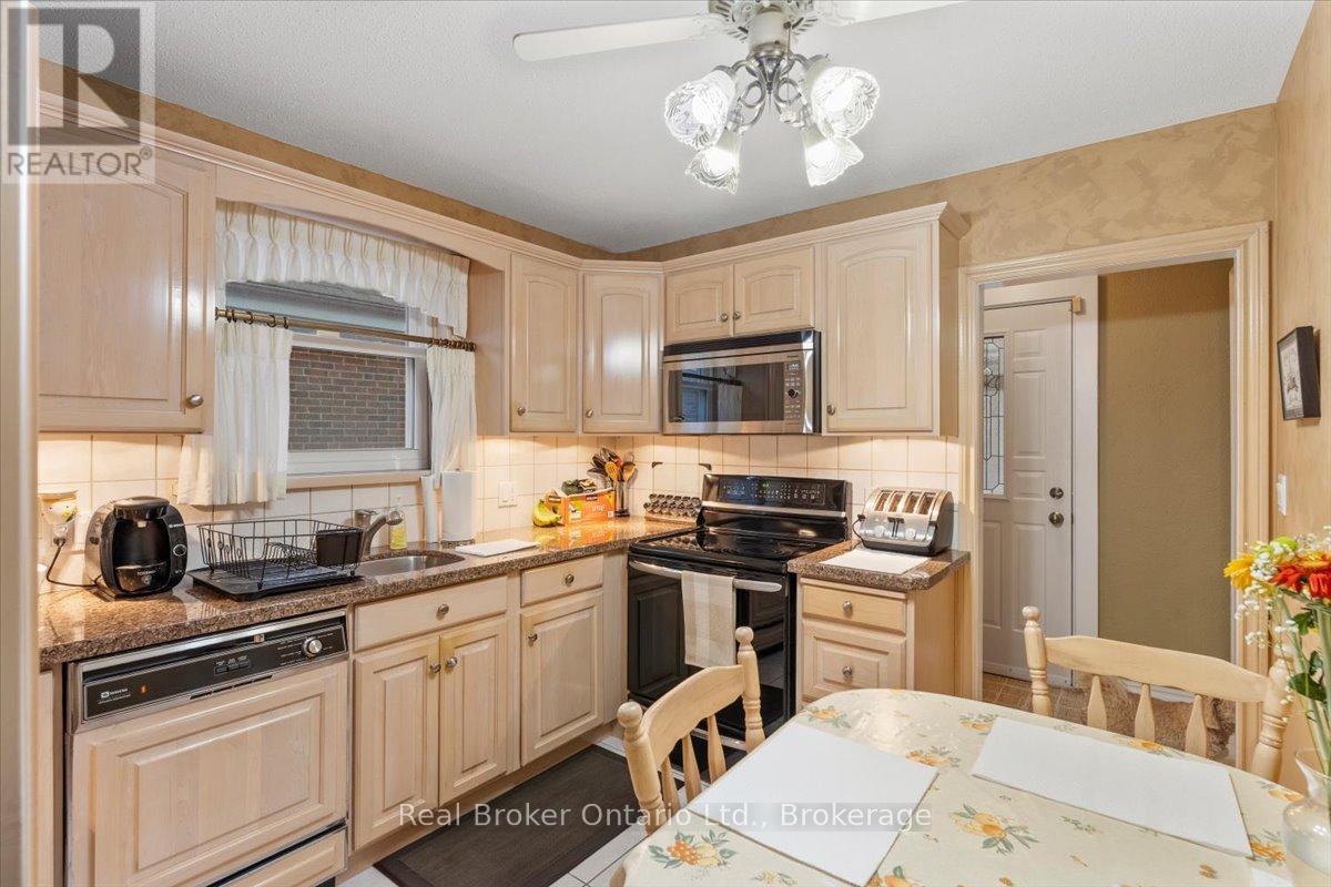 193 HUXLEY AVENUE S - 12