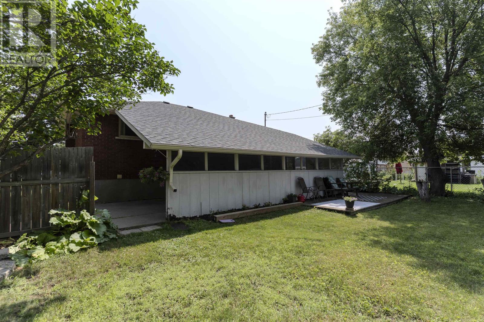 601 Edward ST S - 40
