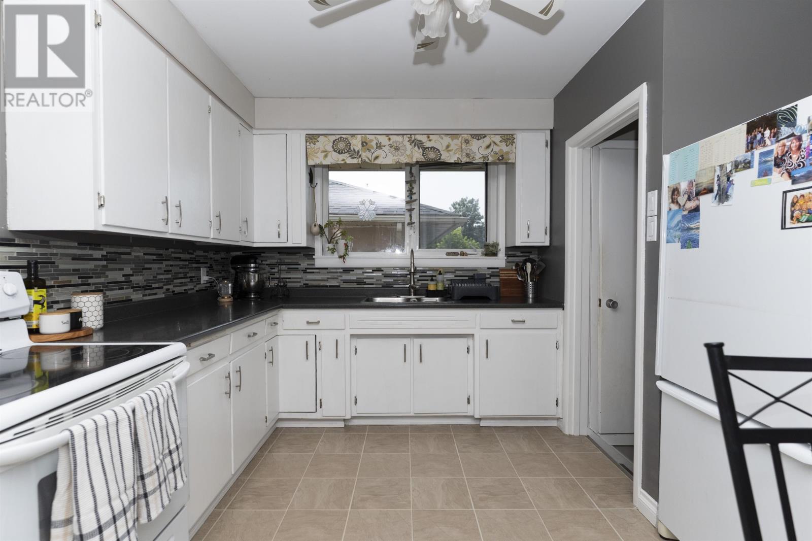 601 Edward ST S - 6
