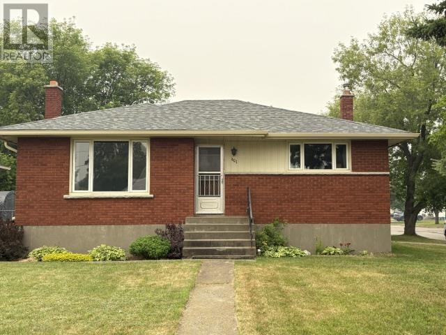 601 Edward ST S - 44