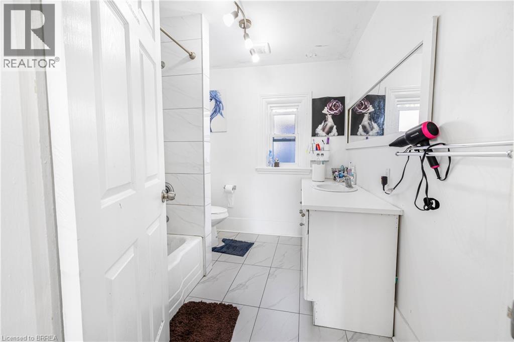 472 COLBORNE Street E - 13