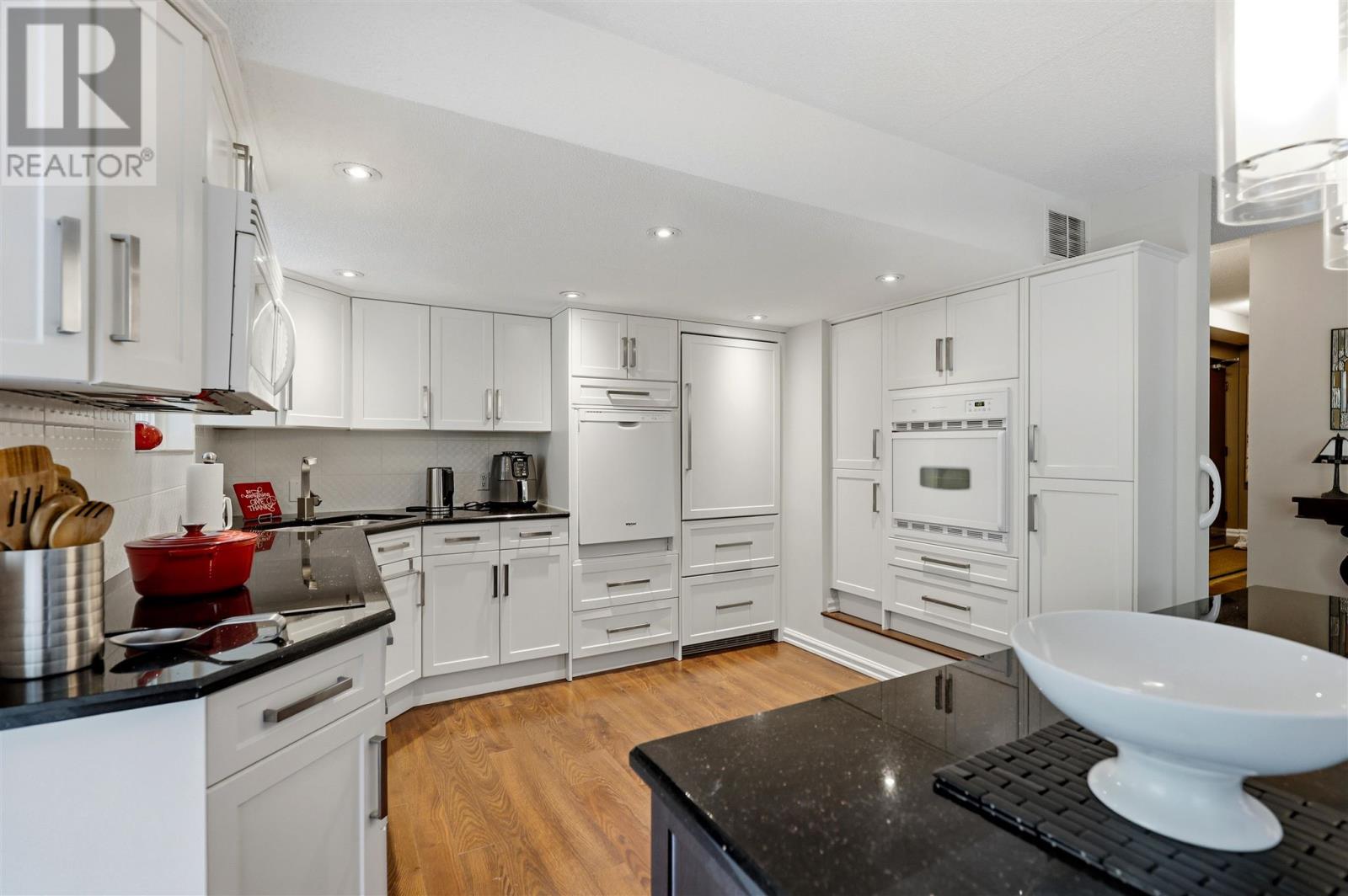 313 MacDonald AVE # 301 - 10