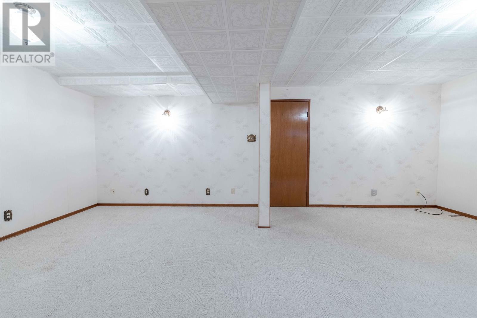 283 CARL AVE E - 31