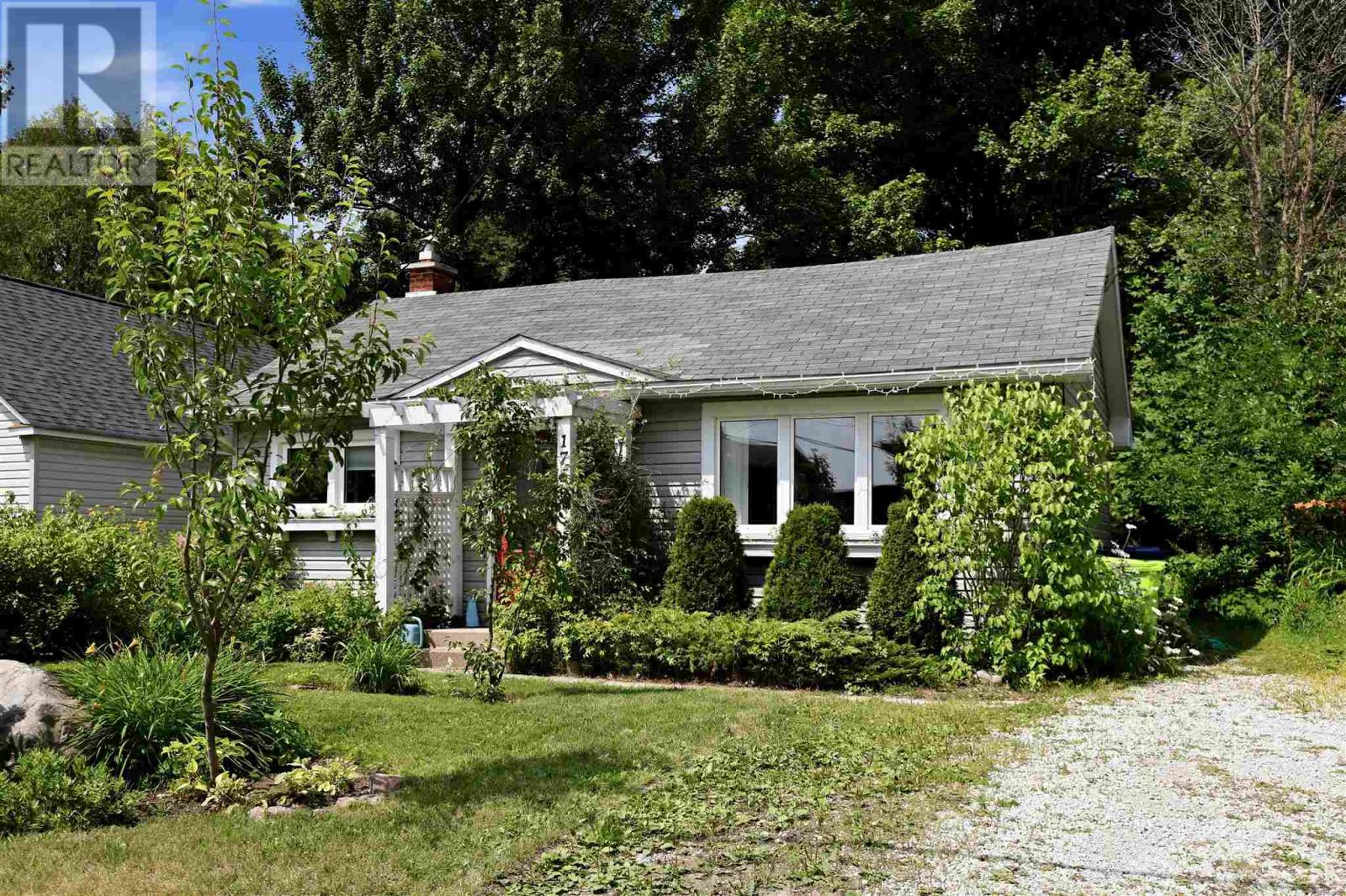 1750 Queen ST E - 34