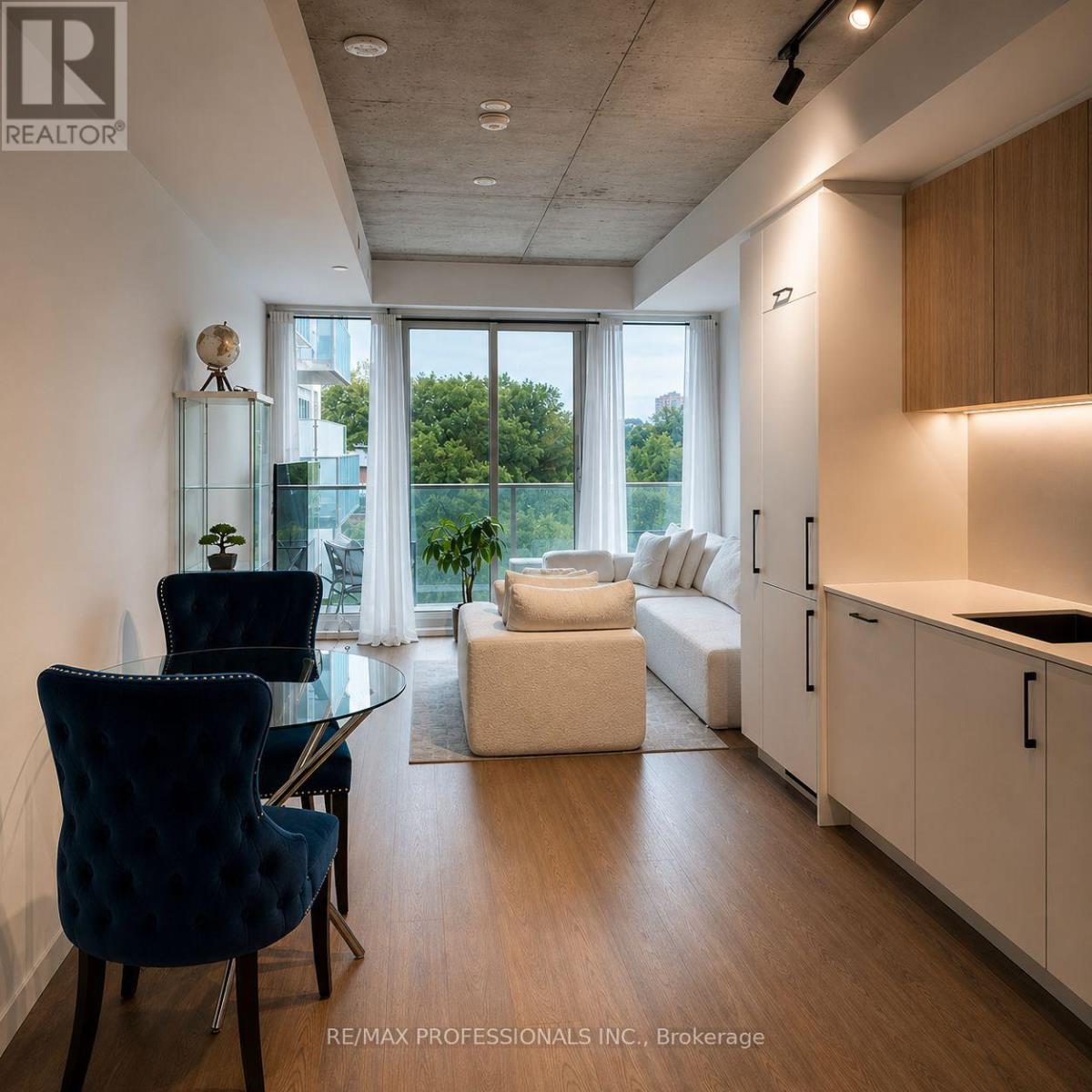 #301 689 THE QUEENSWAY STREET - Image 3