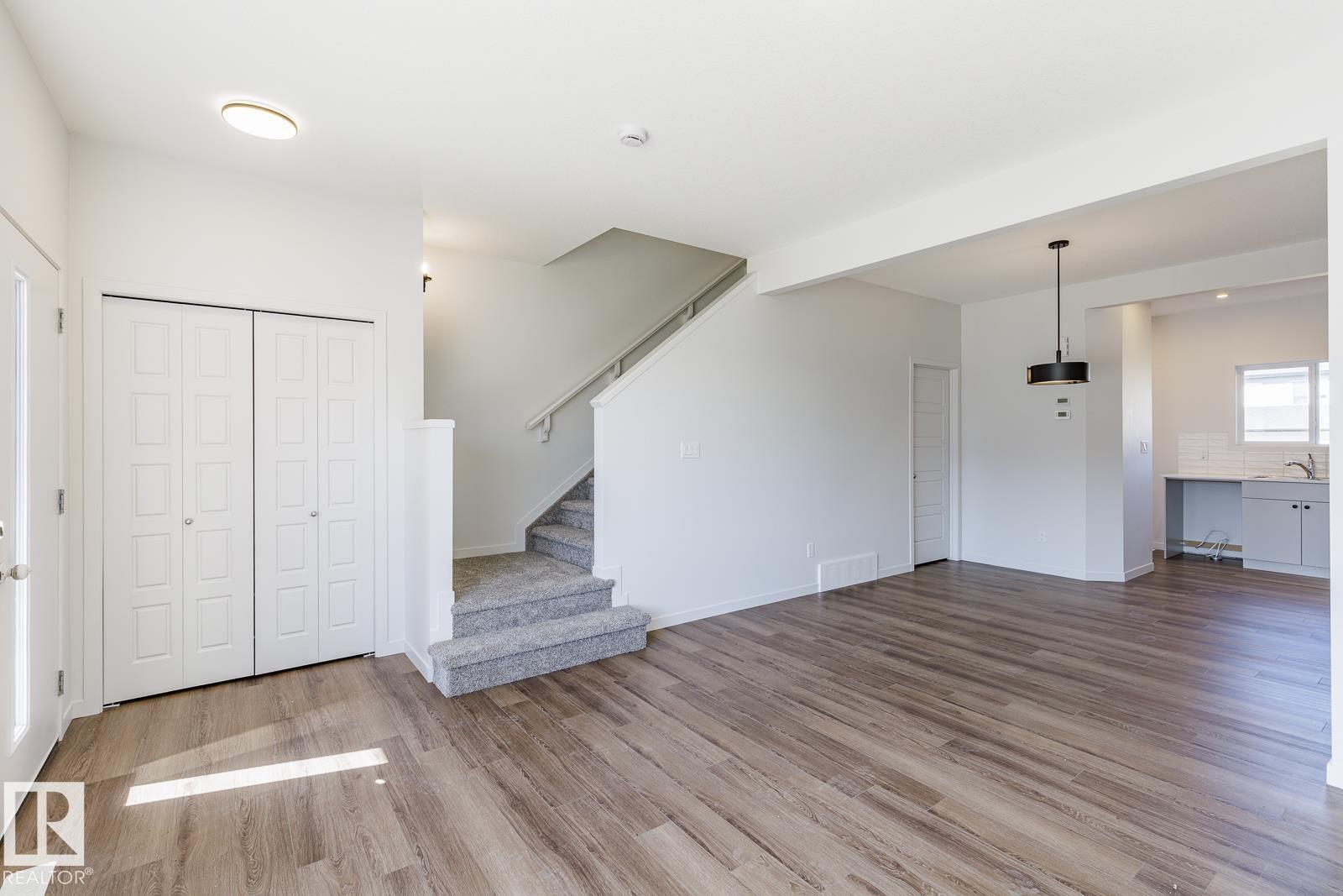 215 Wattle RD, Woodbend, Leduc photo 2