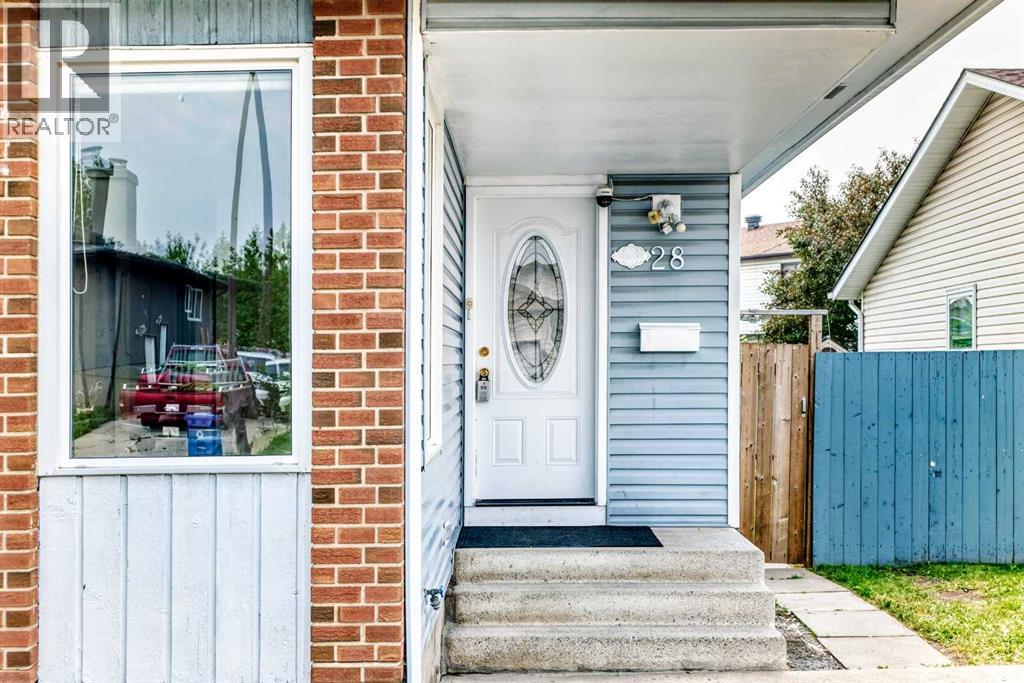 28 Whiteram Close NE, Whitehorn, Calgary photo 3