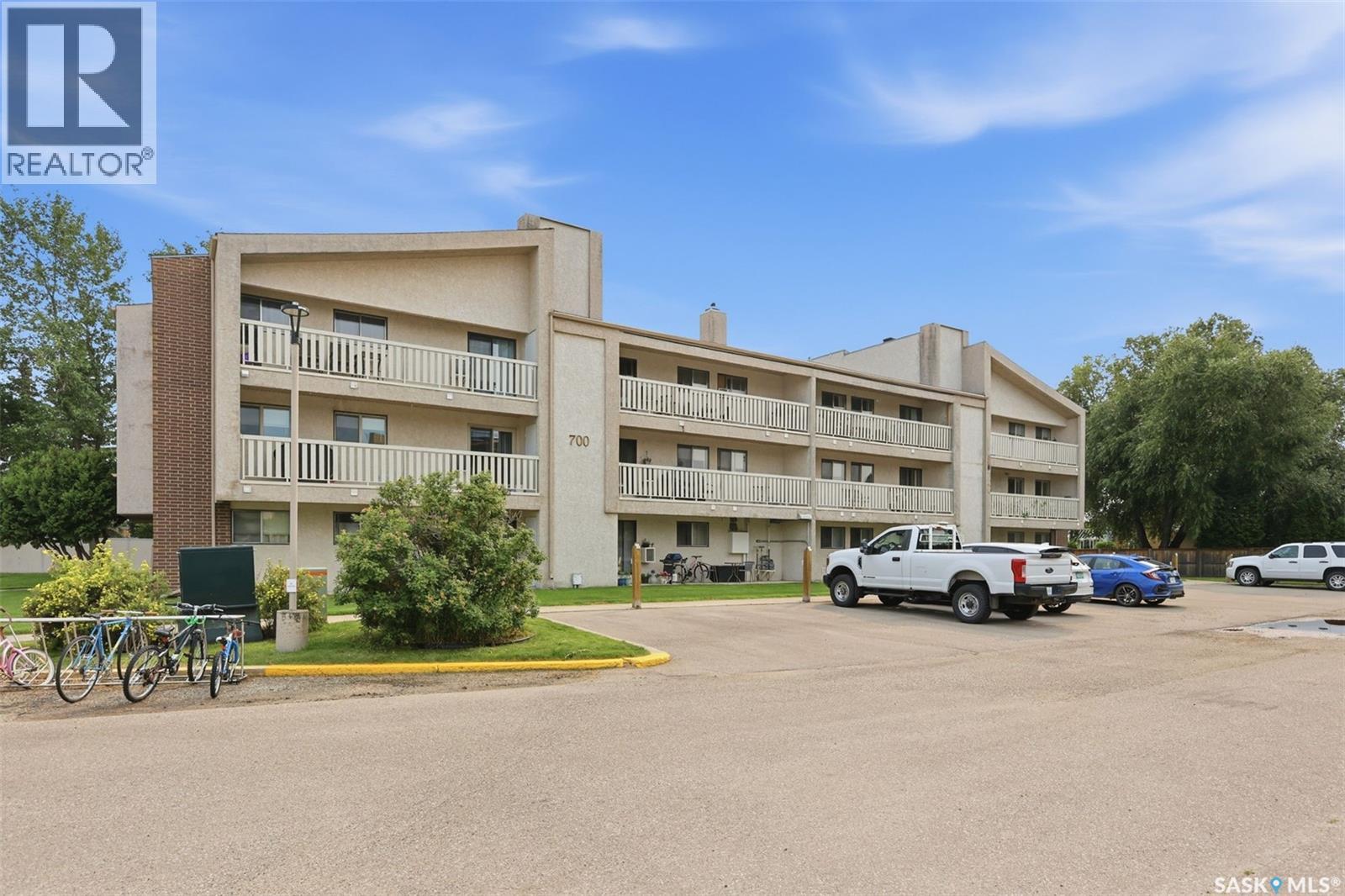 717 310 STILLWATER DRIVE, Saskatoon — photo 2