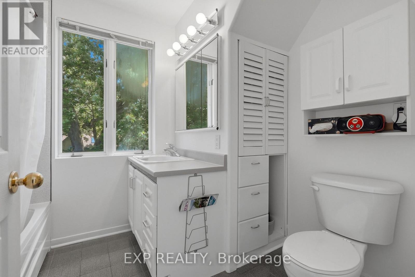 579 BROADVIEW AVENUE - 27