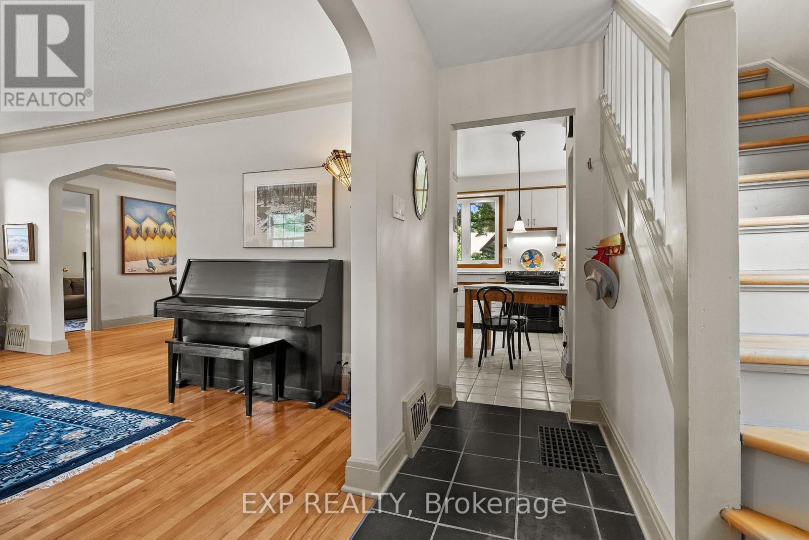 579 BROADVIEW AVENUE - 4