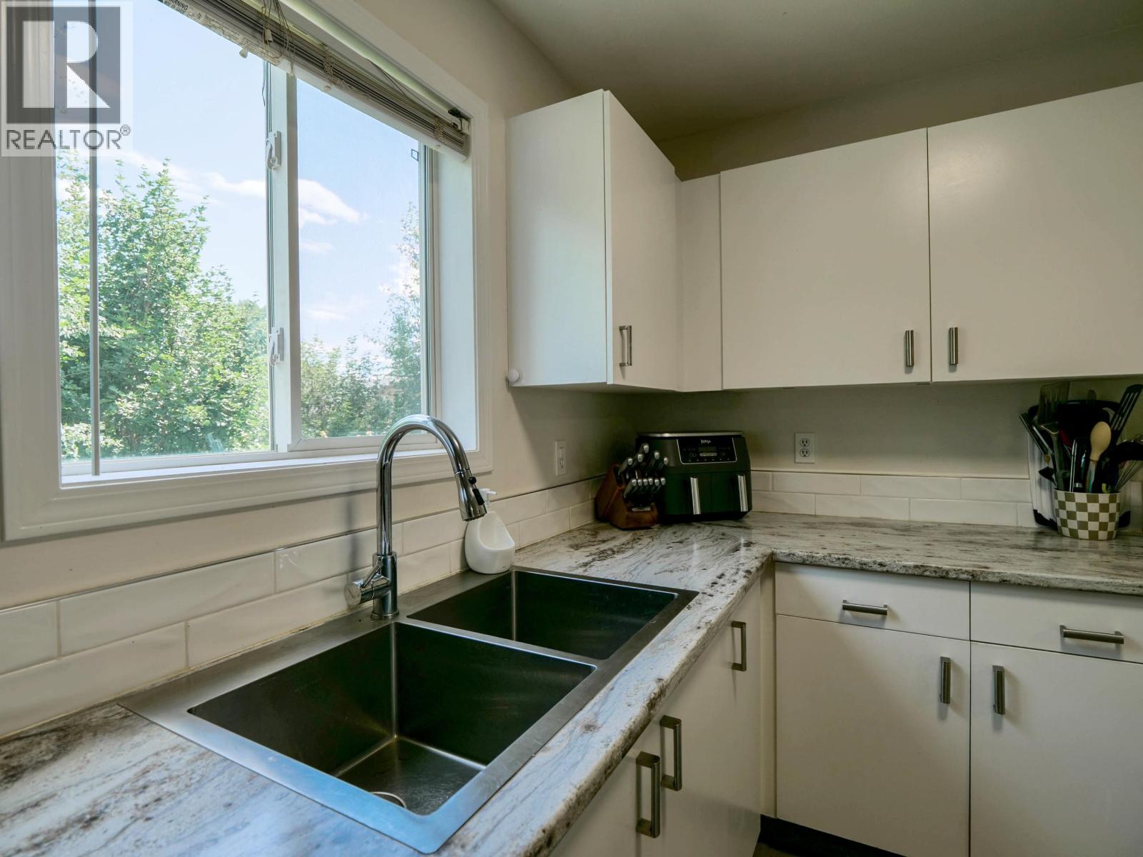 #4 410 PINCHBECK STREET - 4