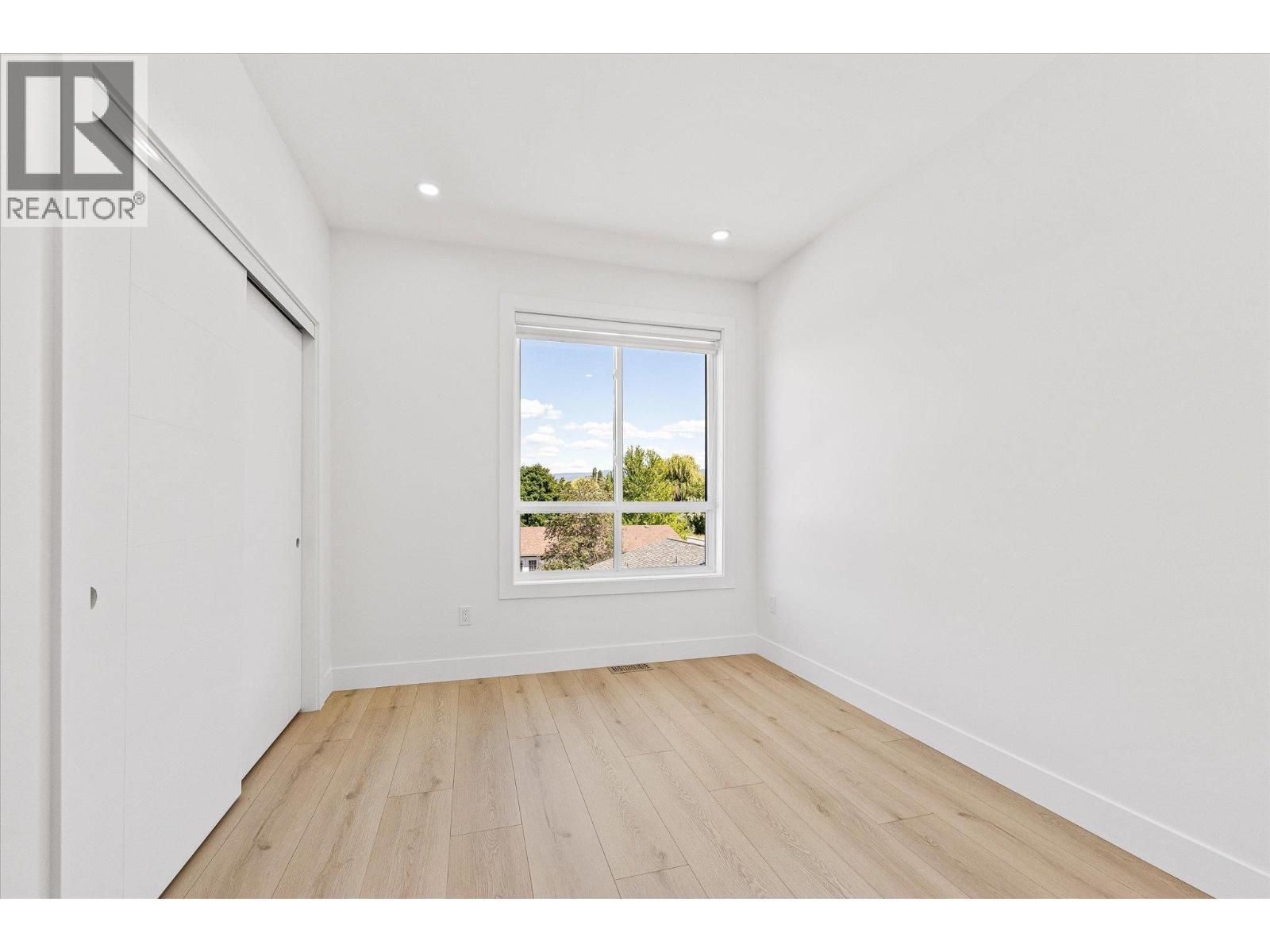 #4 760 Raymer Avenue - 34