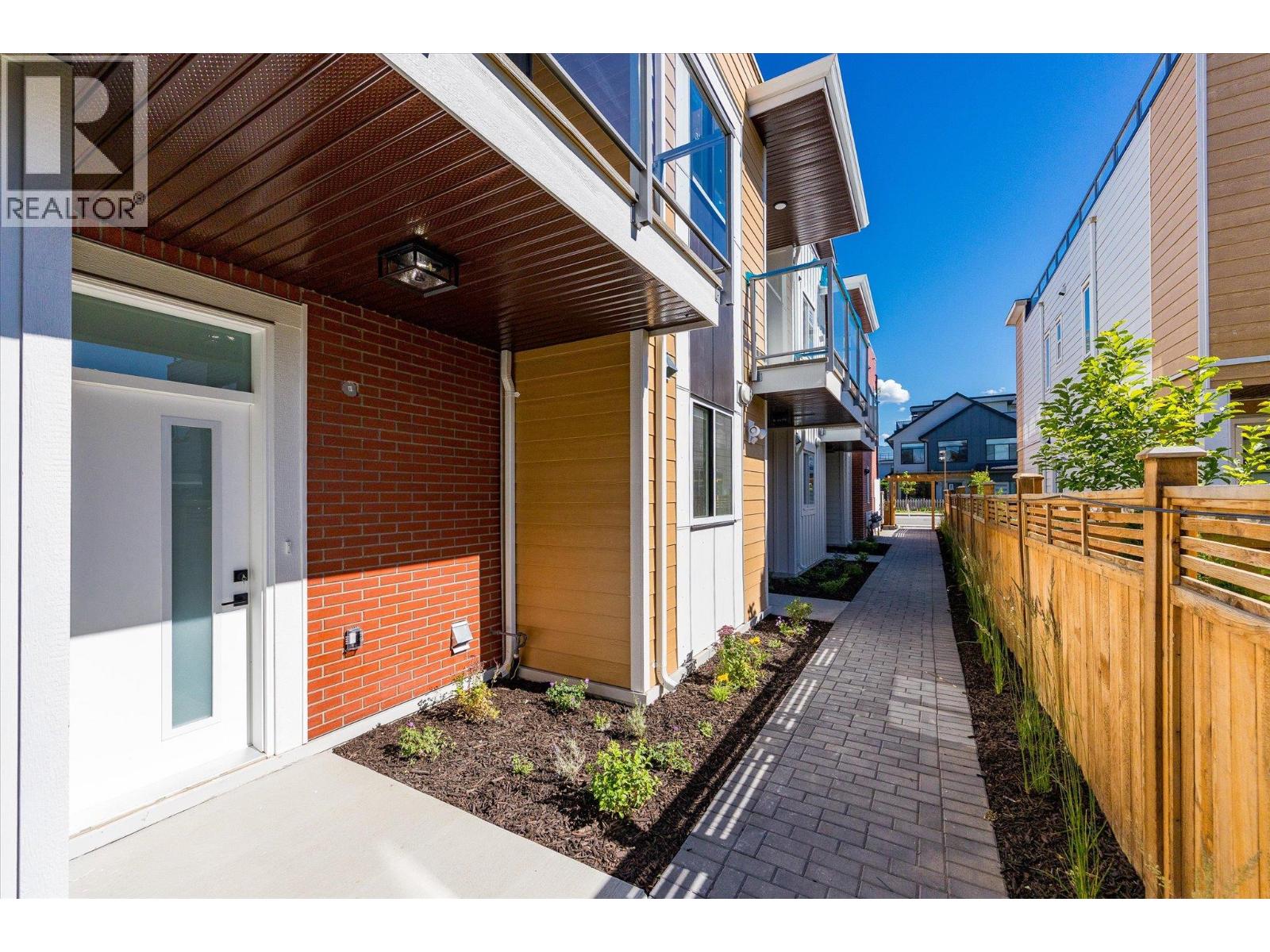 #6 760 Raymer Avenue - 4