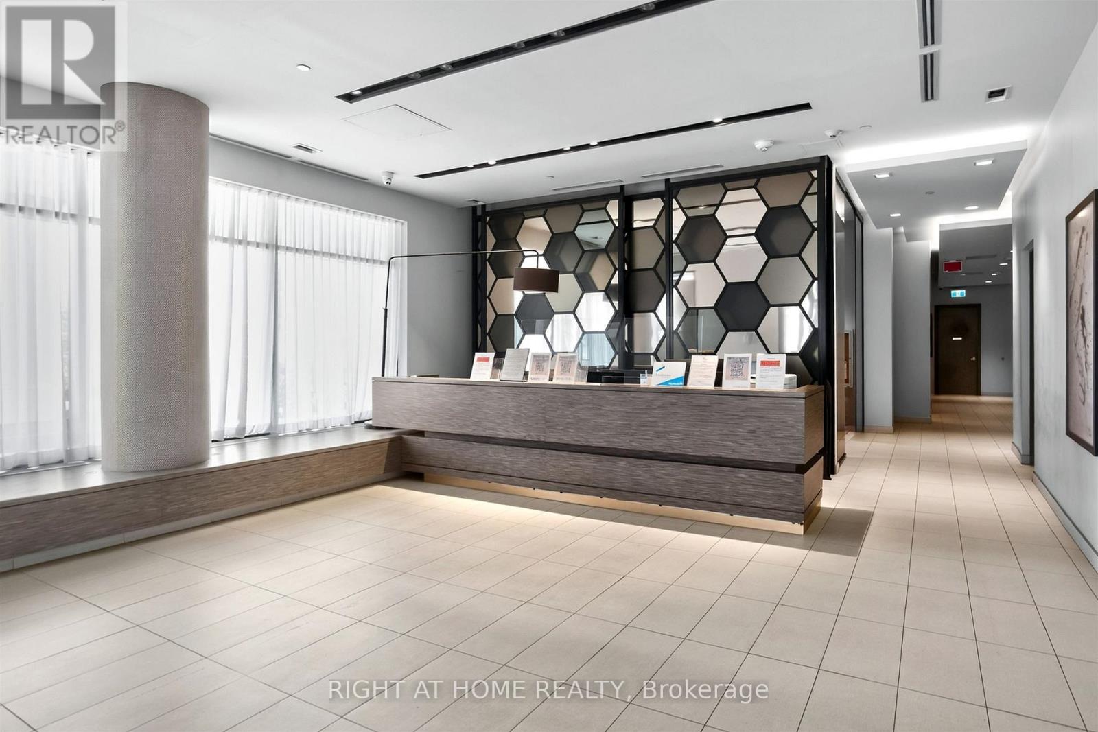 #712 128 FAIRVIEW MALL DRIVE - 31