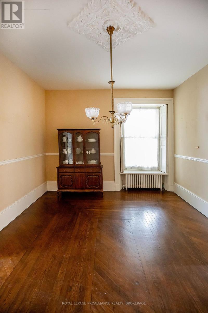 223 KING STREET E - 10
