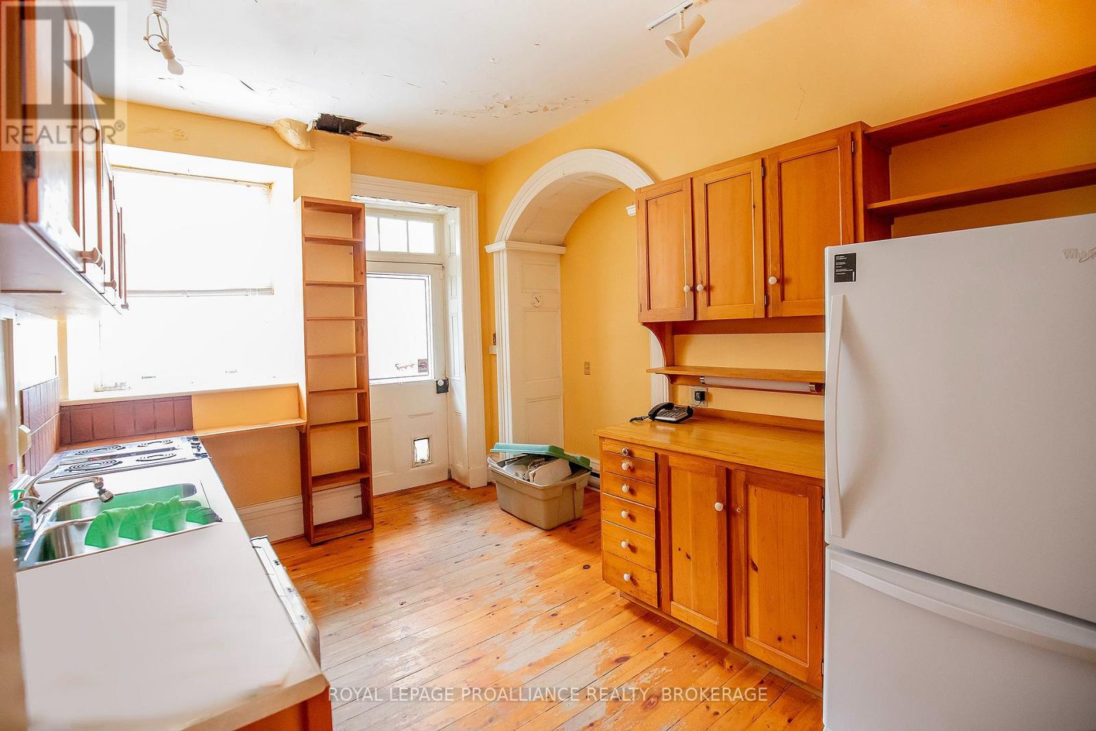 223 KING STREET E - 14