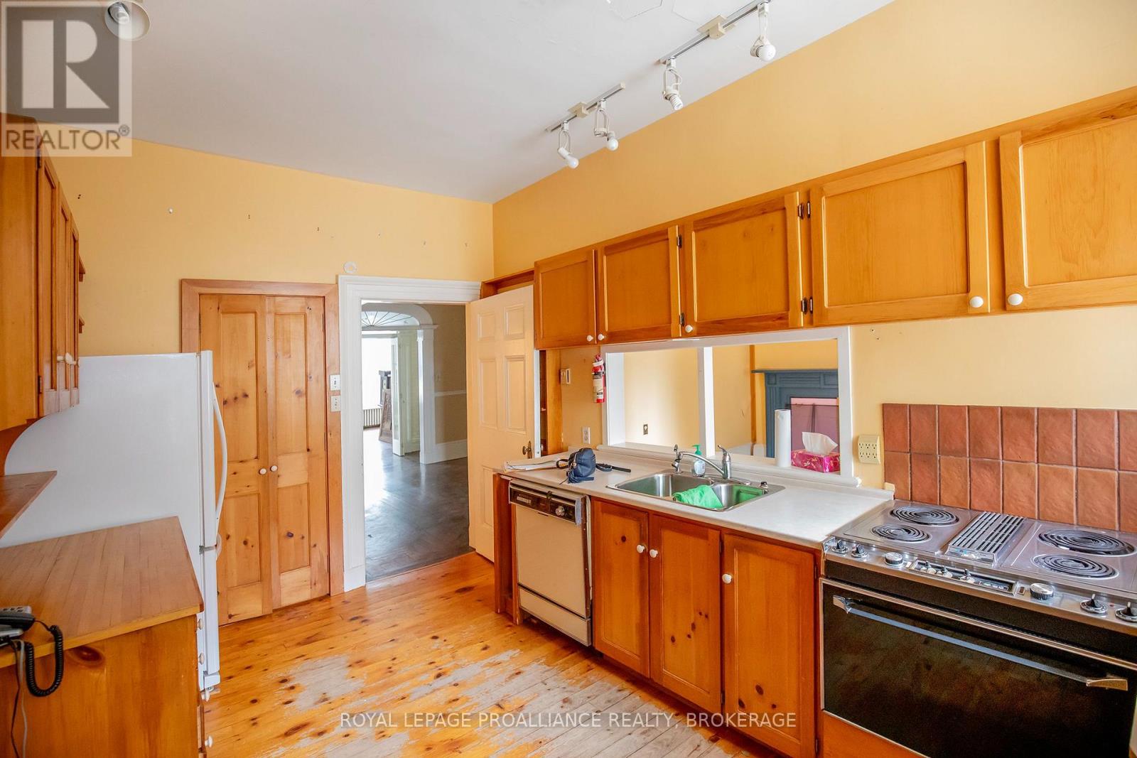 223 KING STREET E - 15