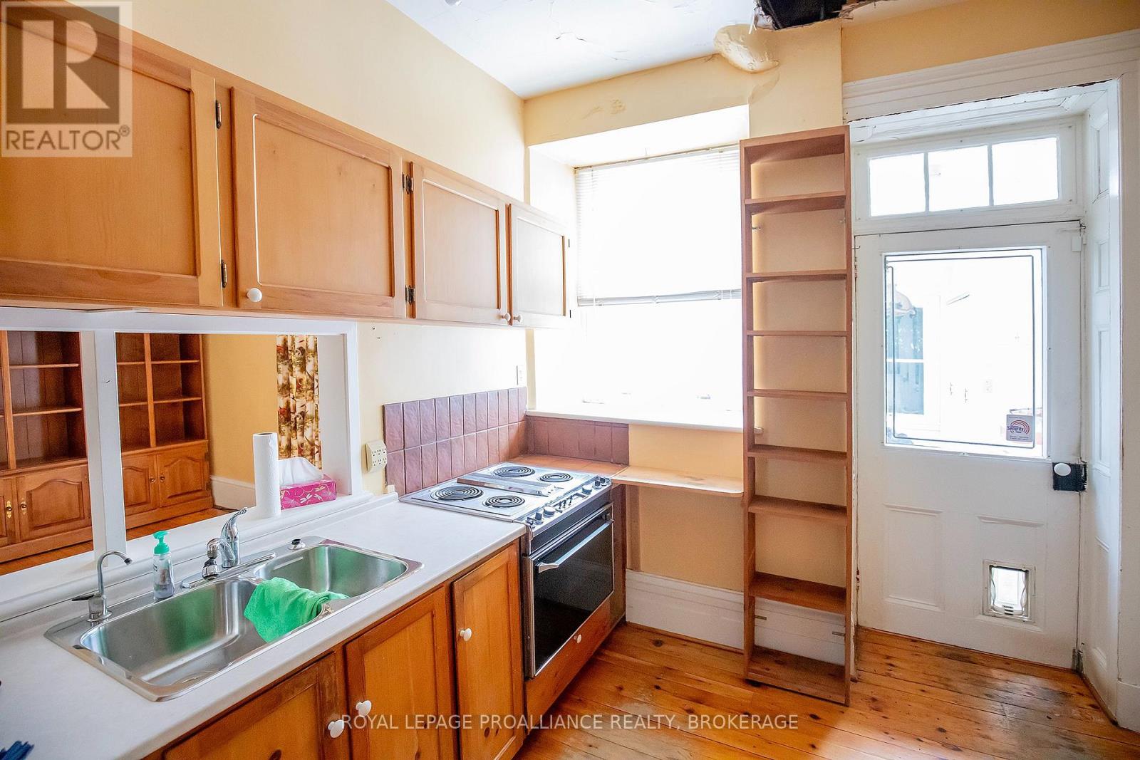 223 KING STREET E - 16