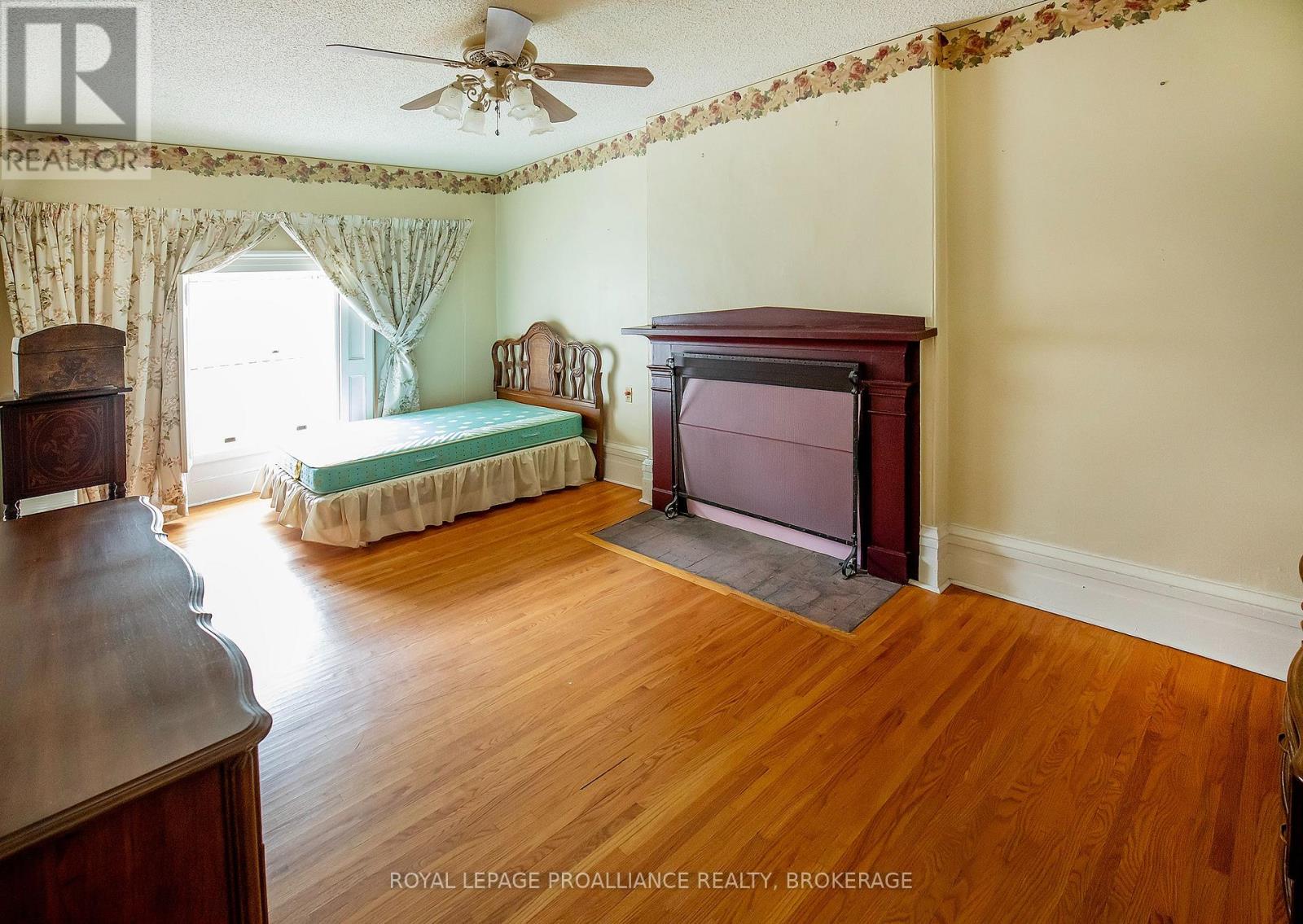 223 KING STREET E - 19