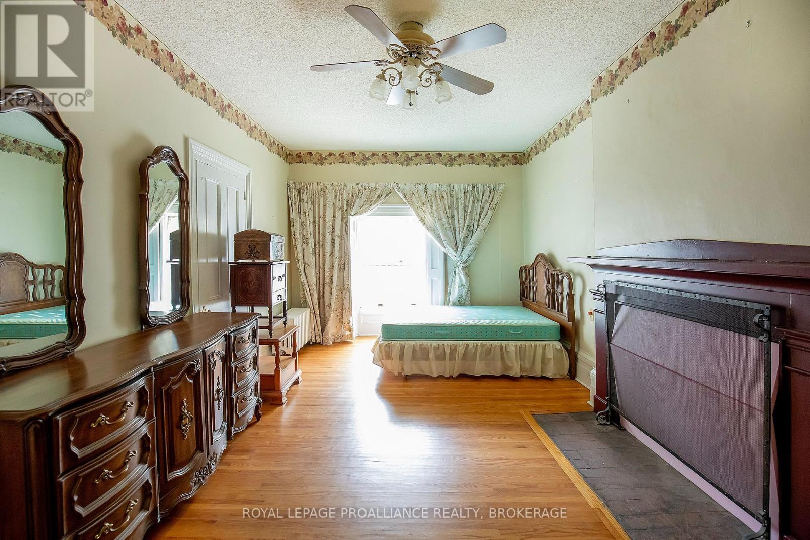 223 KING STREET E - 20
