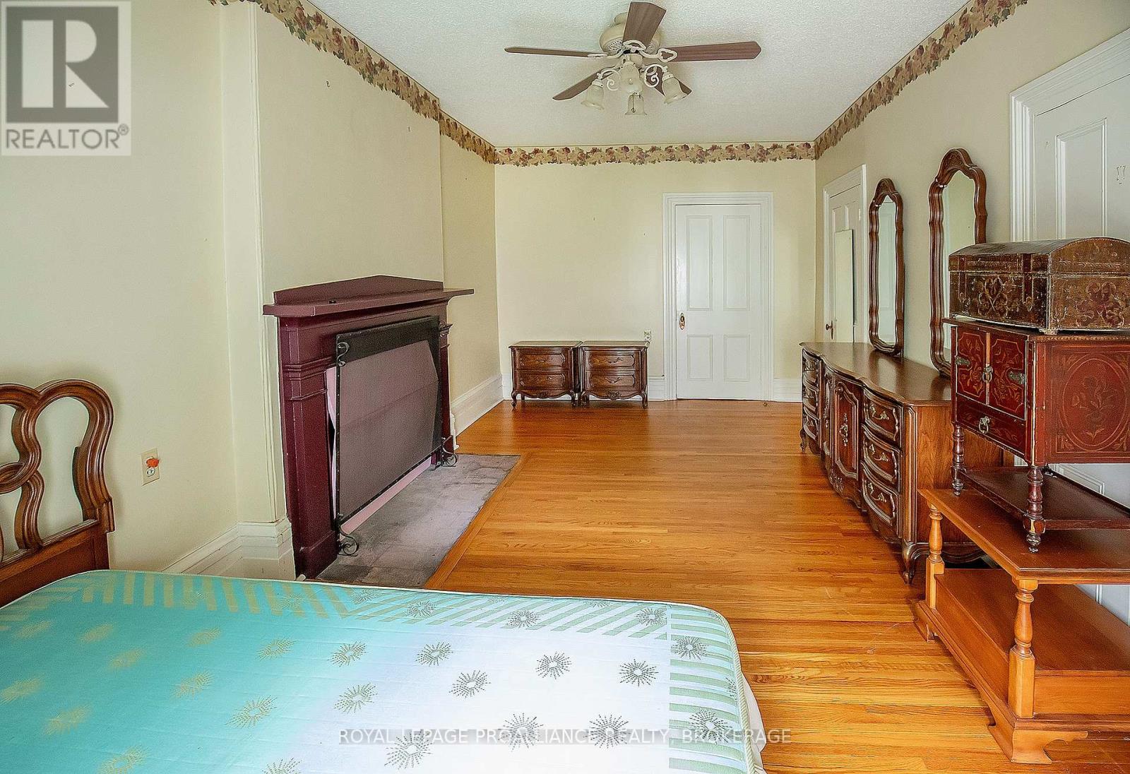 223 KING STREET E - 21