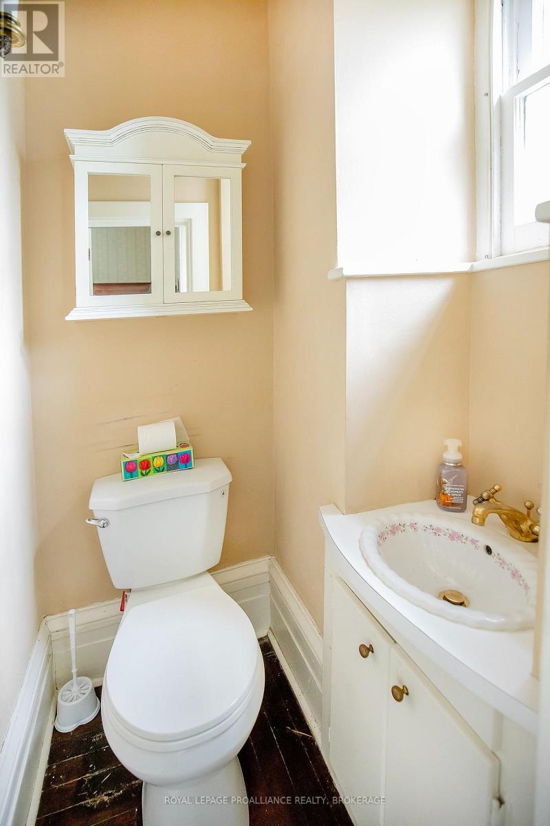 223 KING STREET E - 31