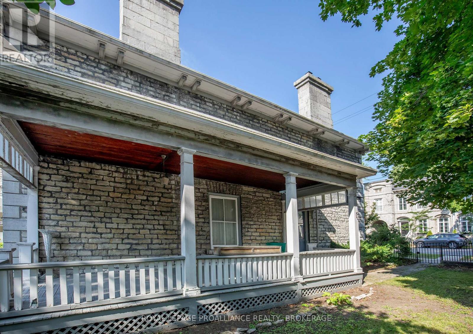 223 KING STREET E - 32