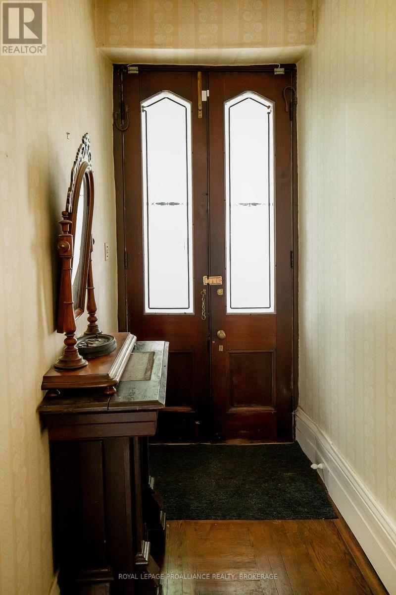 223 KING STREET E - 5
