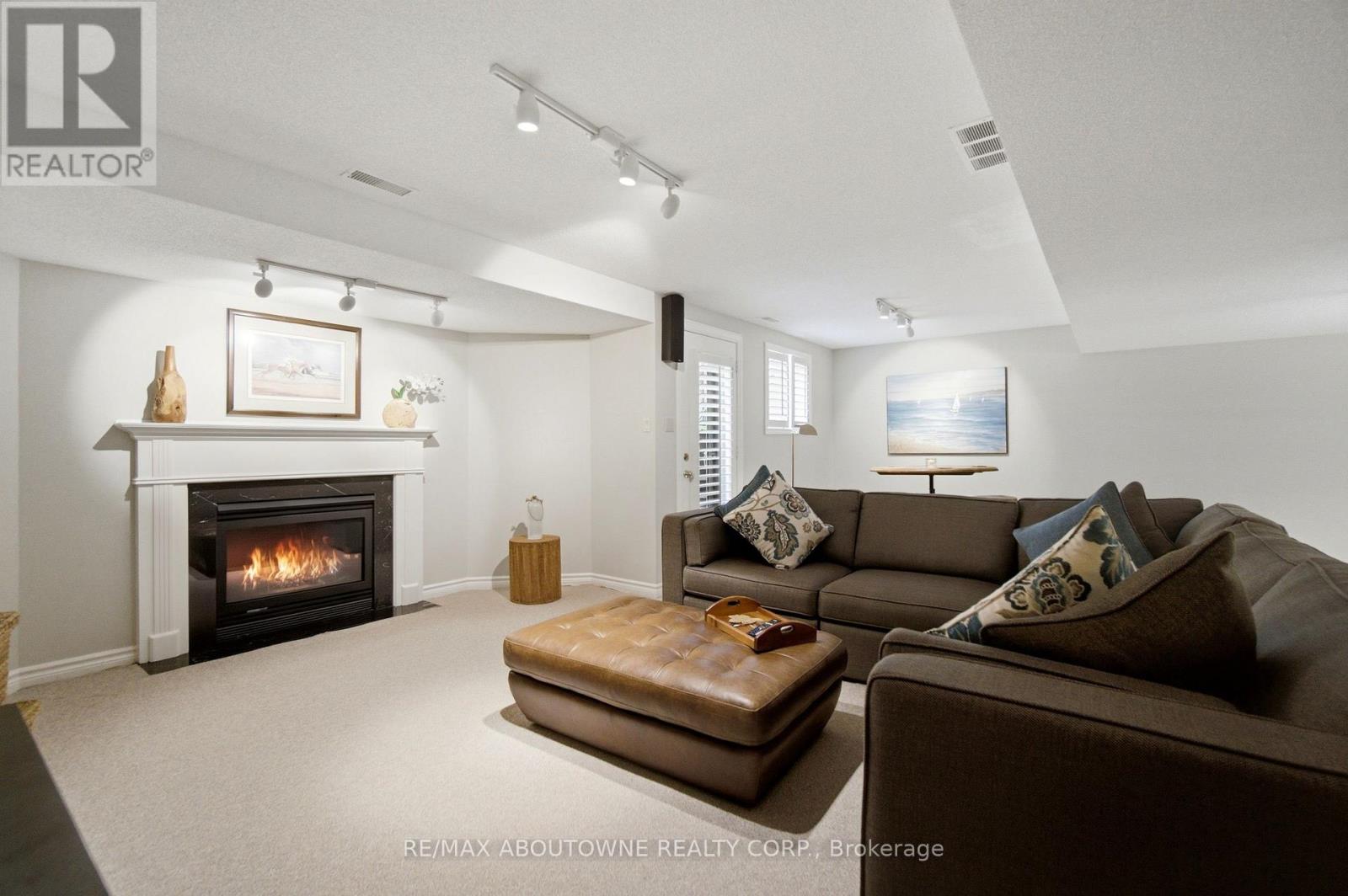 1090 CROFTON WAY - 28