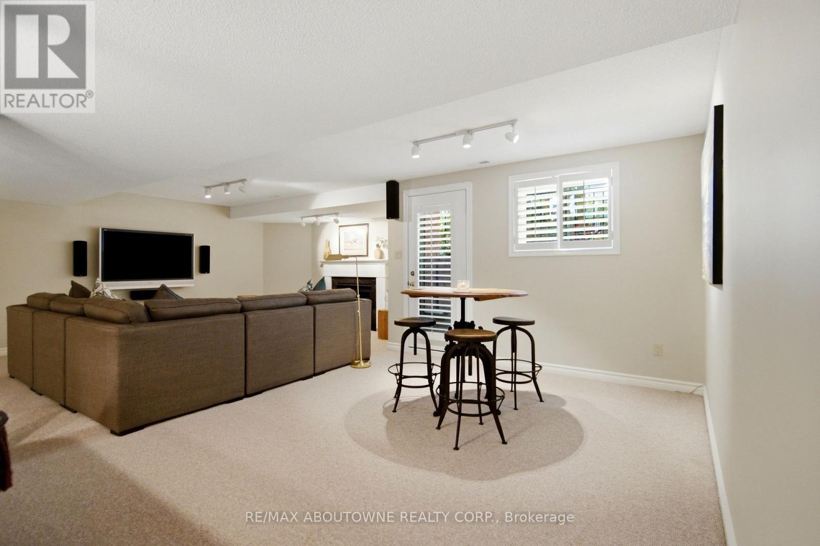 1090 CROFTON WAY - 30