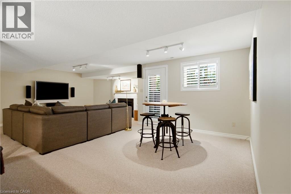 1090 CROFTON Way - 31