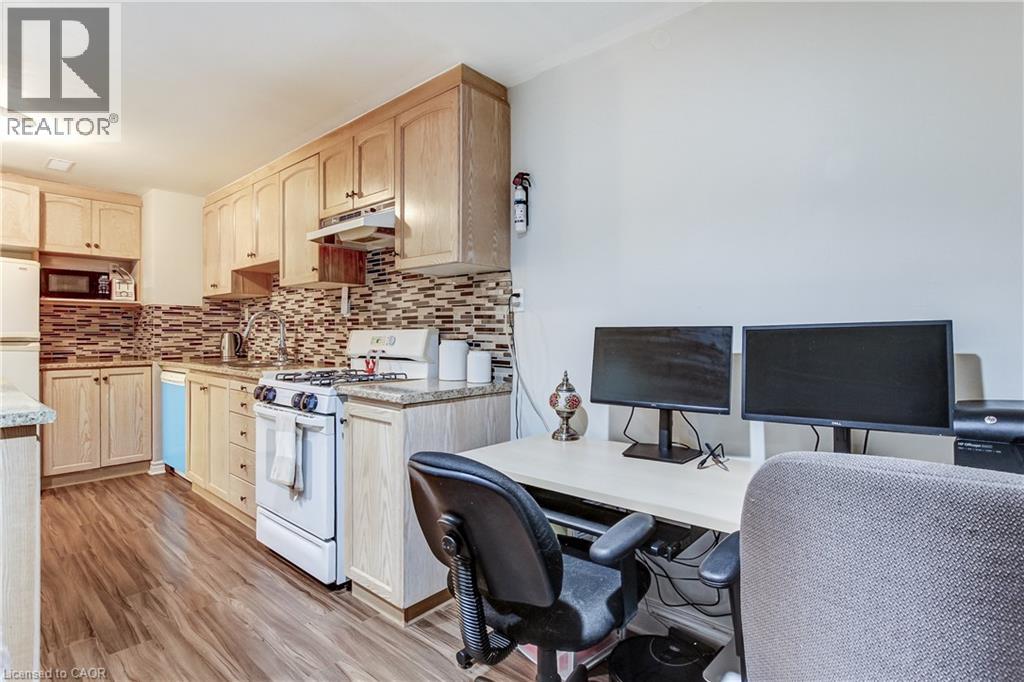323 CRANBROOK Drive - 38