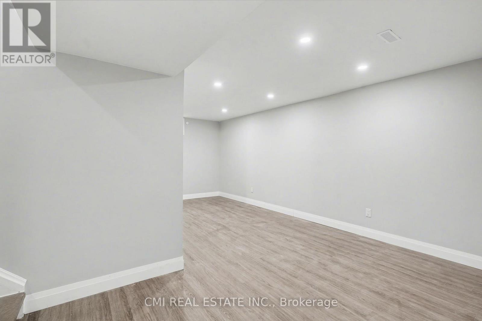 #12 125 SEKURA CRESCENT - 36