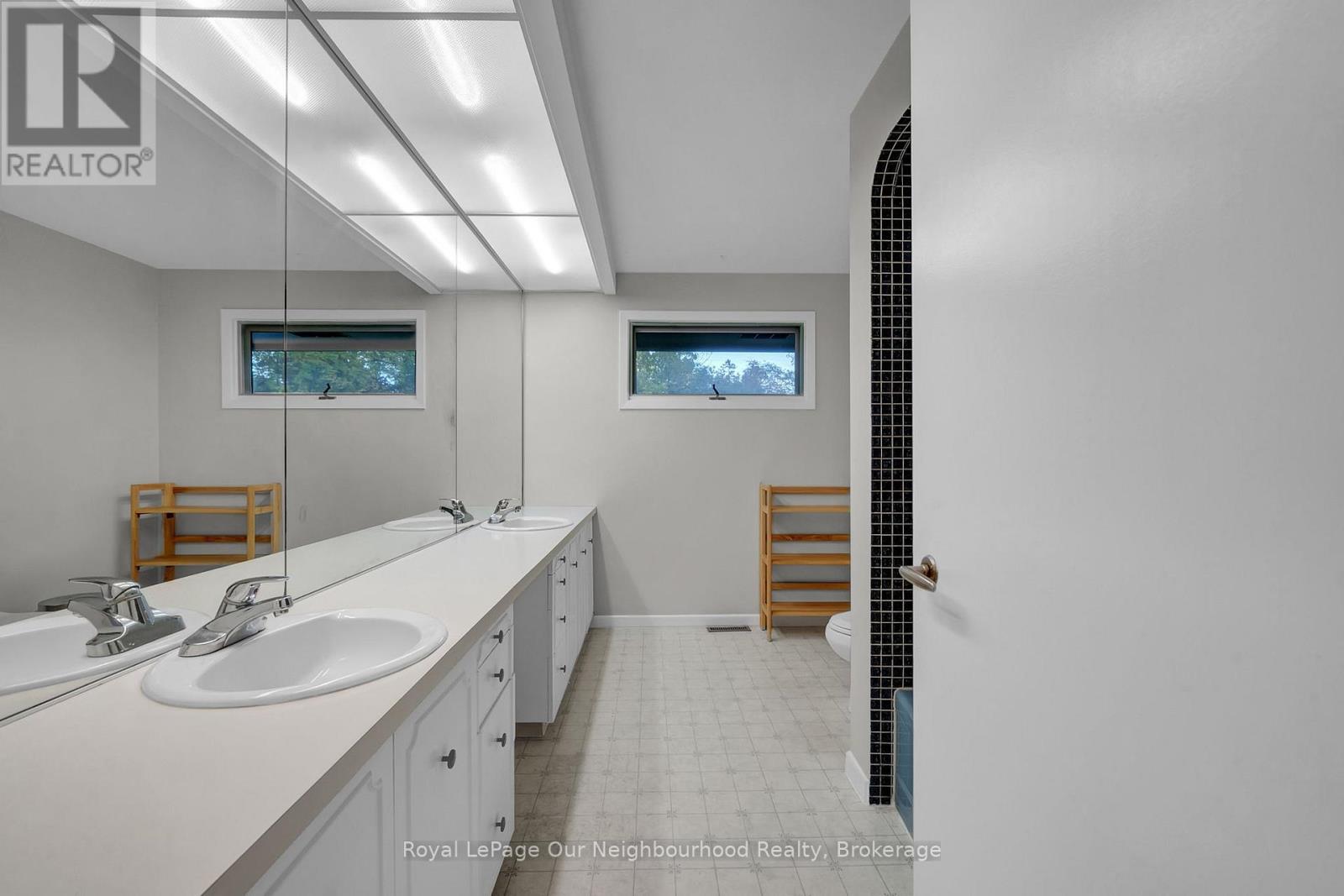 1539 FINCH AVENUE - 21