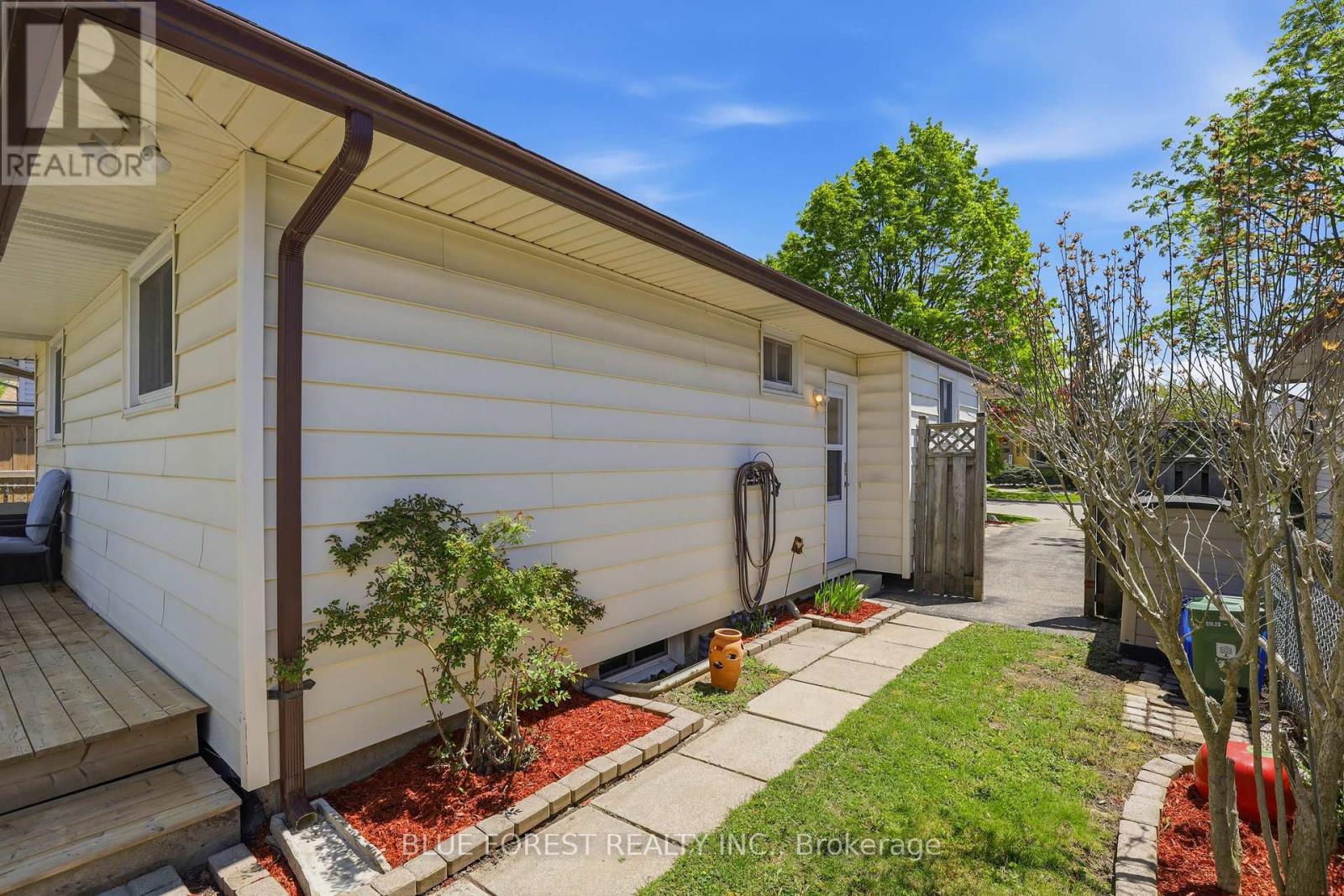93 NICHOLAS CRESCENT - 2