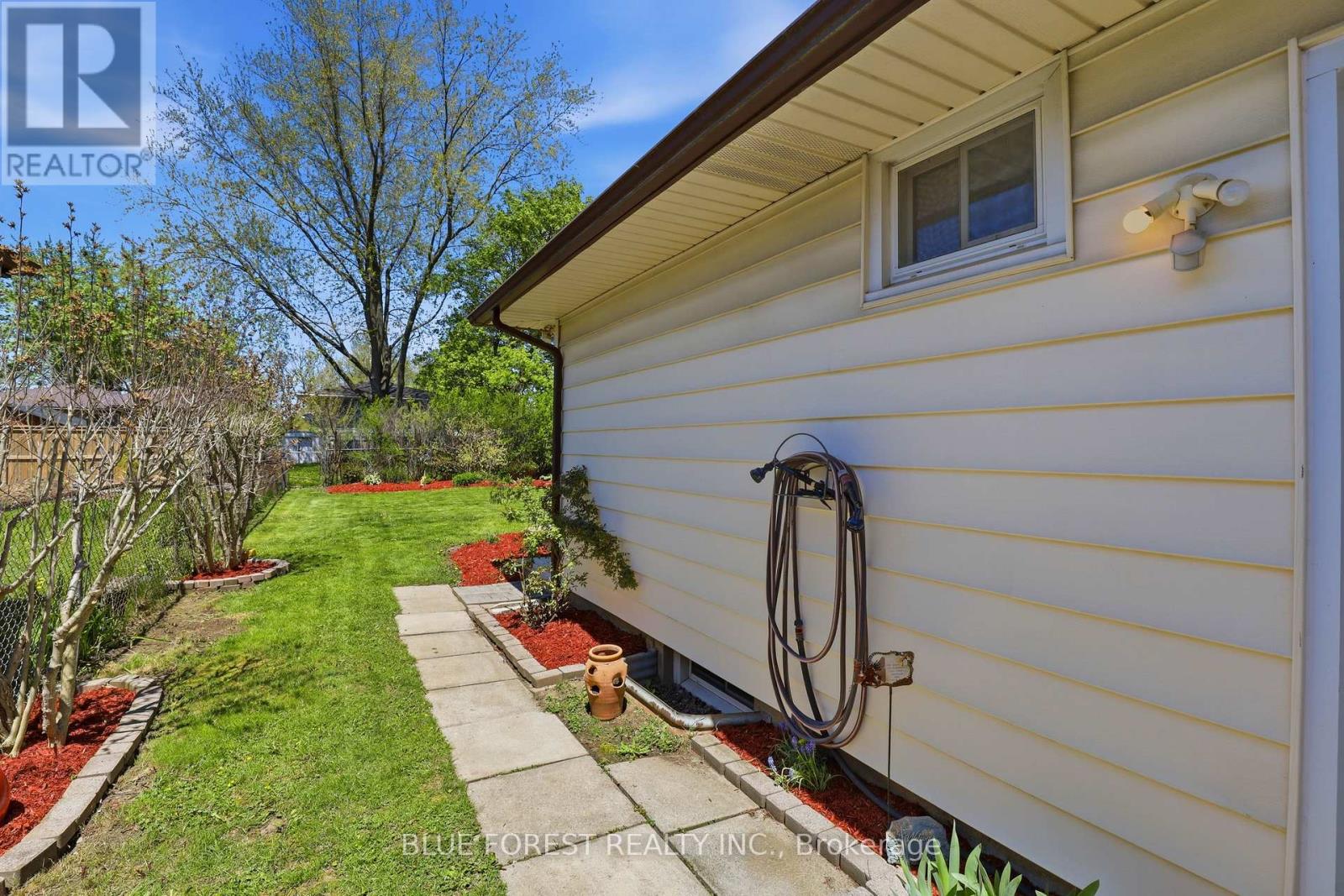 93 NICHOLAS CRESCENT - 3
