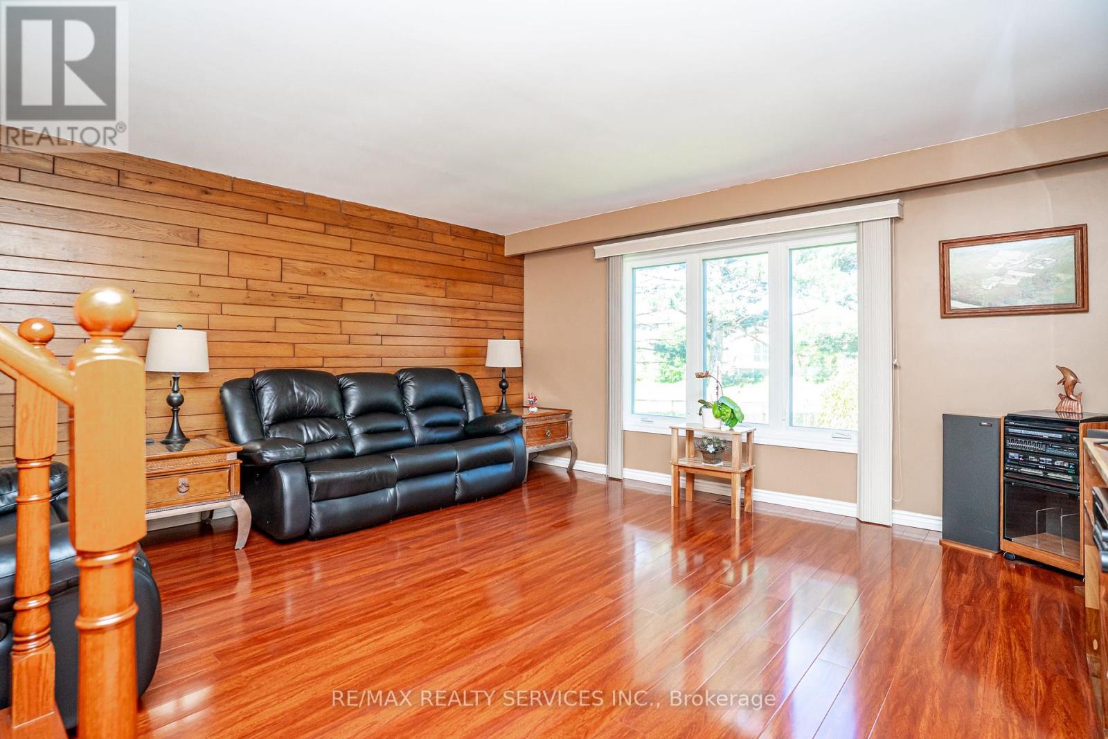 32 WINTERFOLD DRIVE - 16