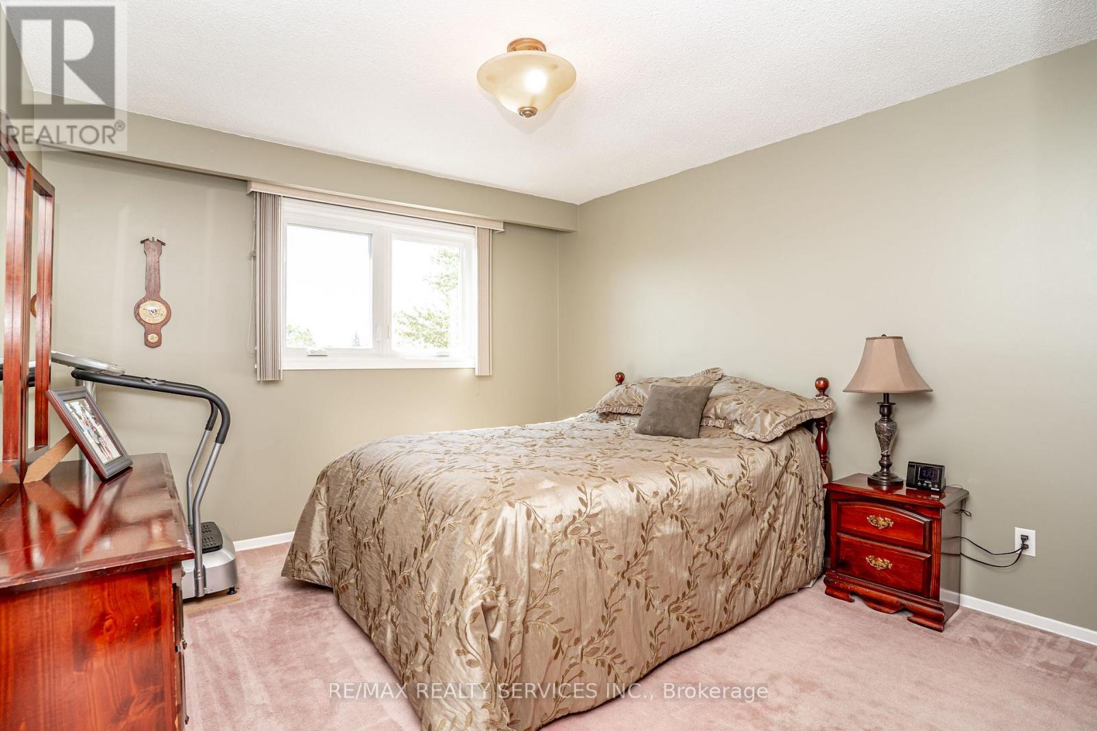 32 WINTERFOLD DRIVE - 20