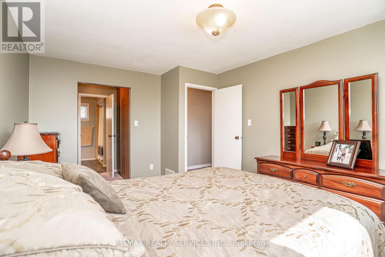 32 WINTERFOLD DRIVE - 21