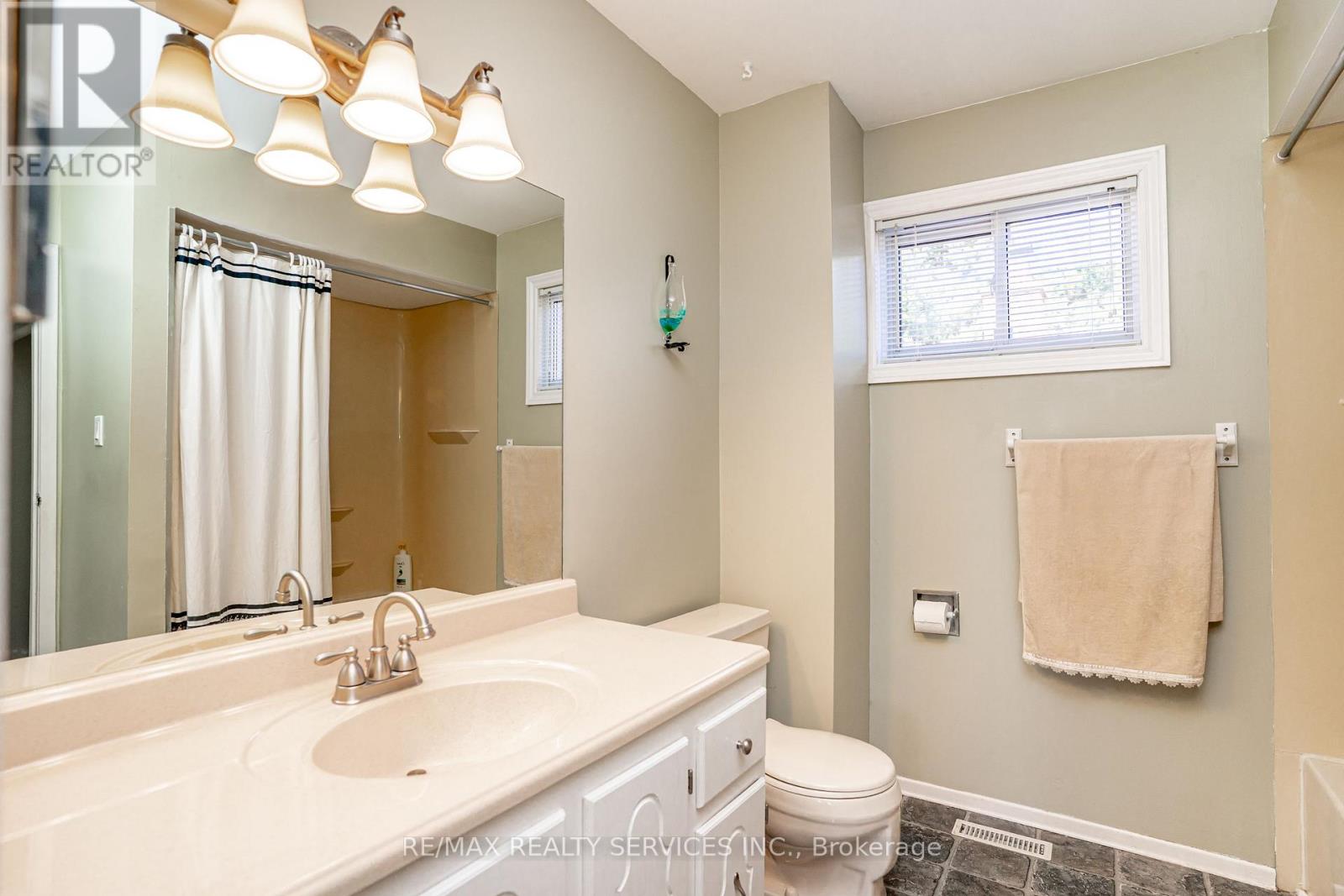 32 WINTERFOLD DRIVE - 22