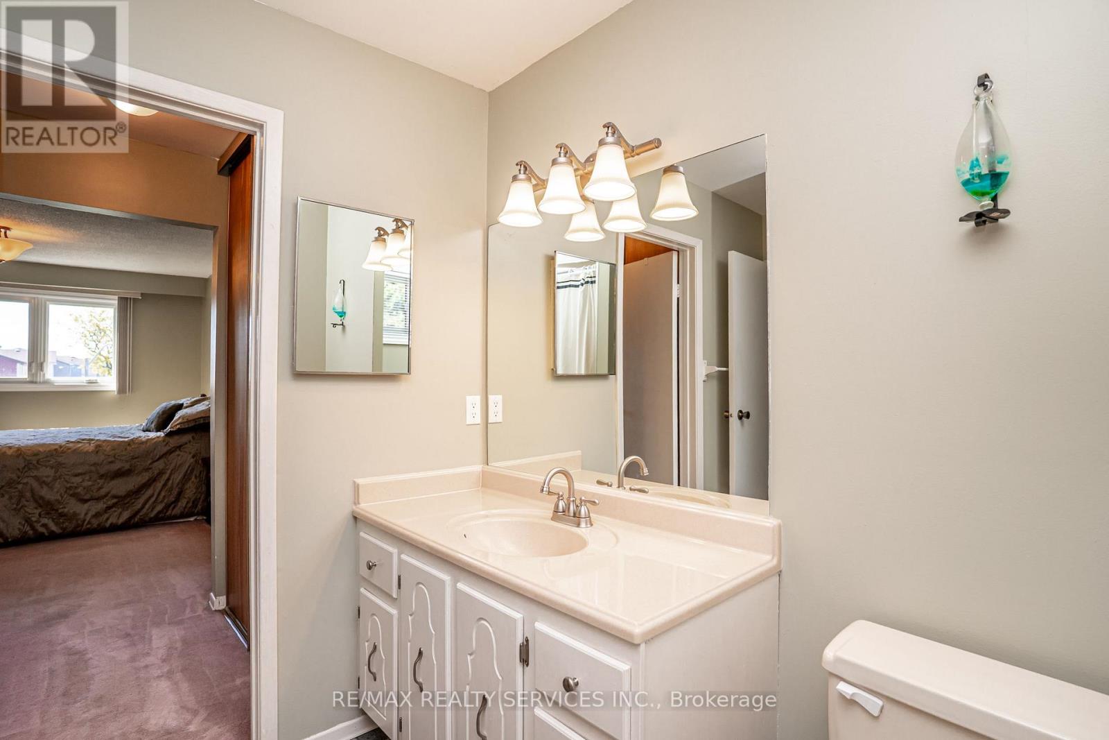 32 WINTERFOLD DRIVE - 23