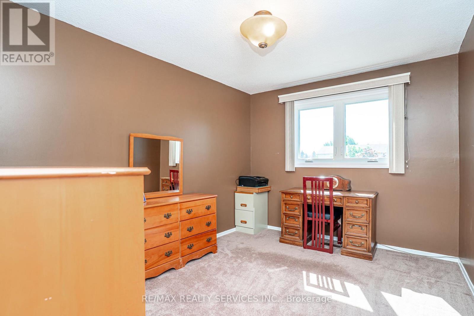 32 WINTERFOLD DRIVE - 24