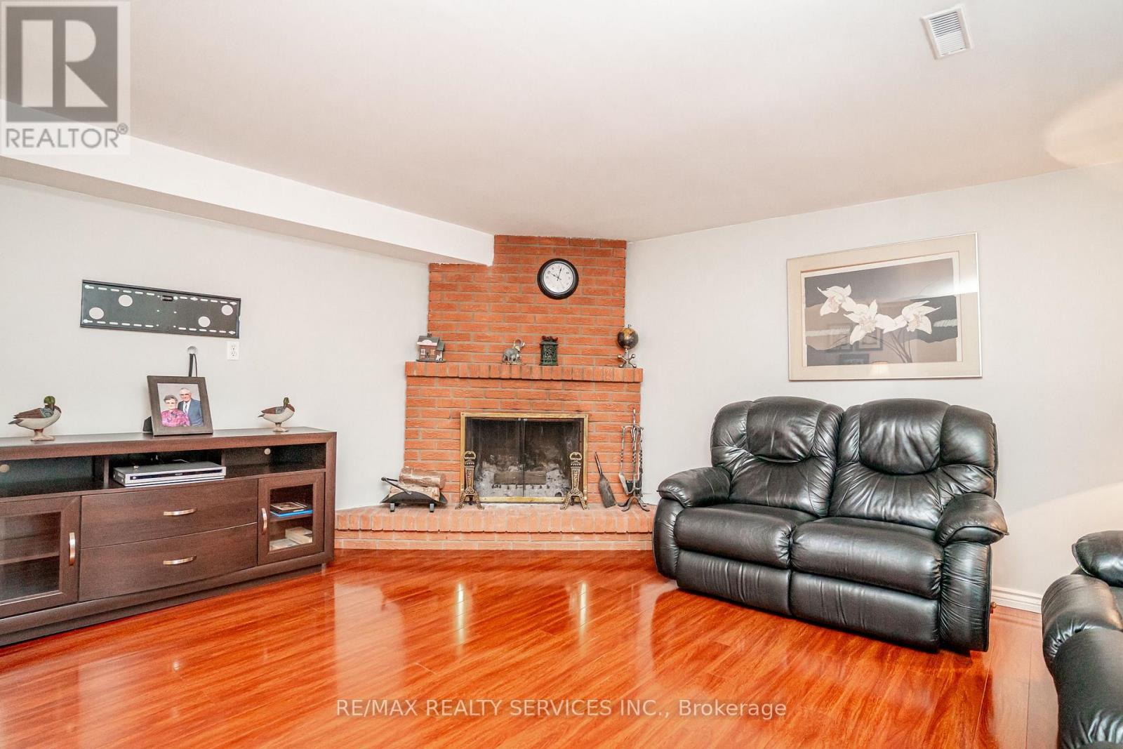 32 WINTERFOLD DRIVE - 28