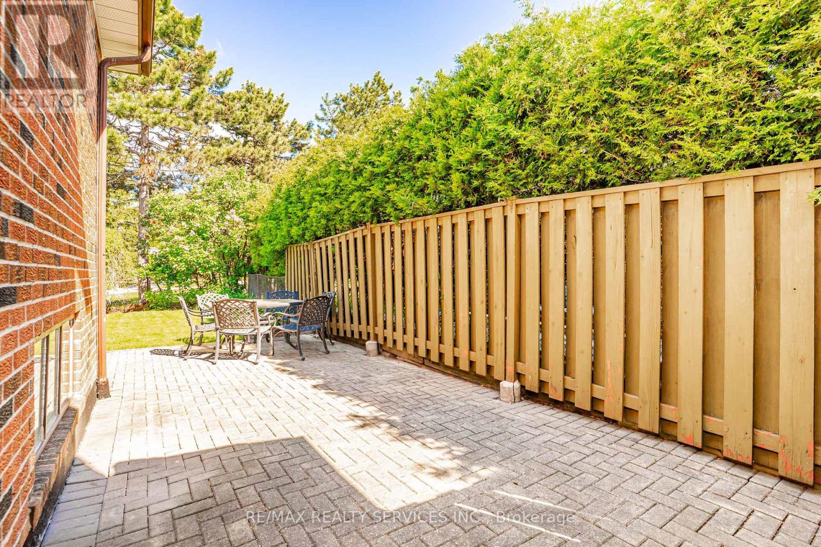 32 WINTERFOLD DRIVE - 31