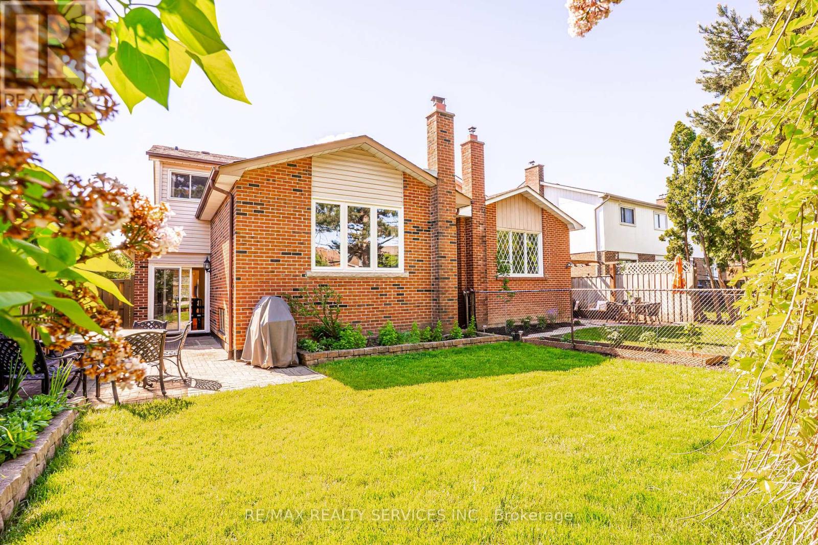 32 WINTERFOLD DRIVE - 34