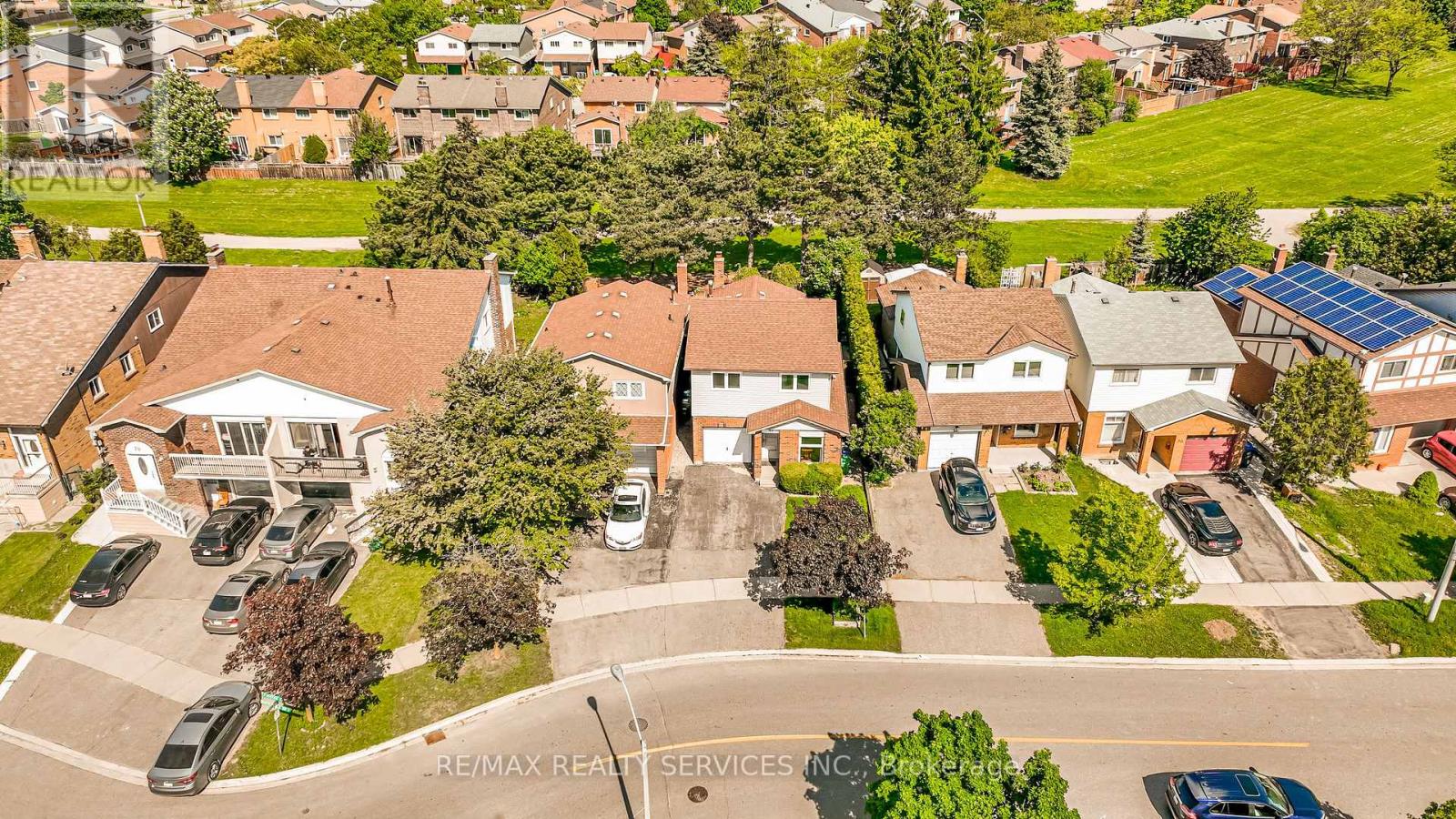 32 WINTERFOLD DRIVE - 39