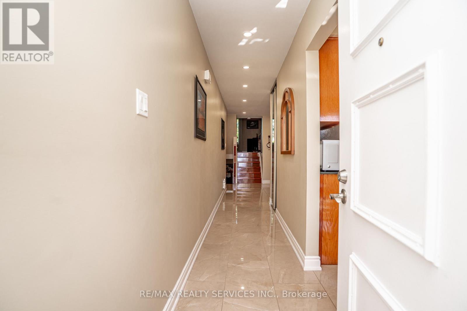 32 WINTERFOLD DRIVE - 4