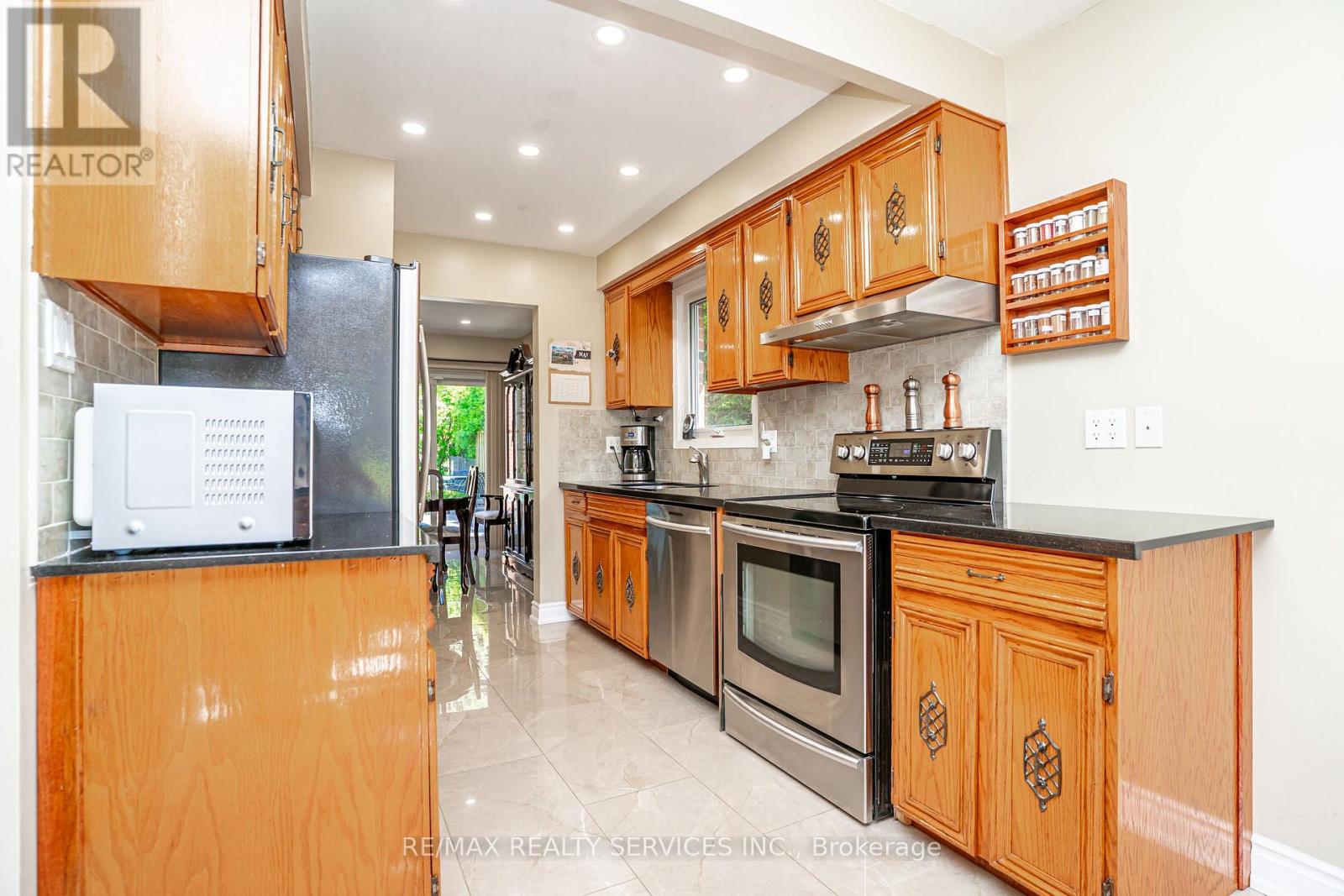 32 WINTERFOLD DRIVE - 7